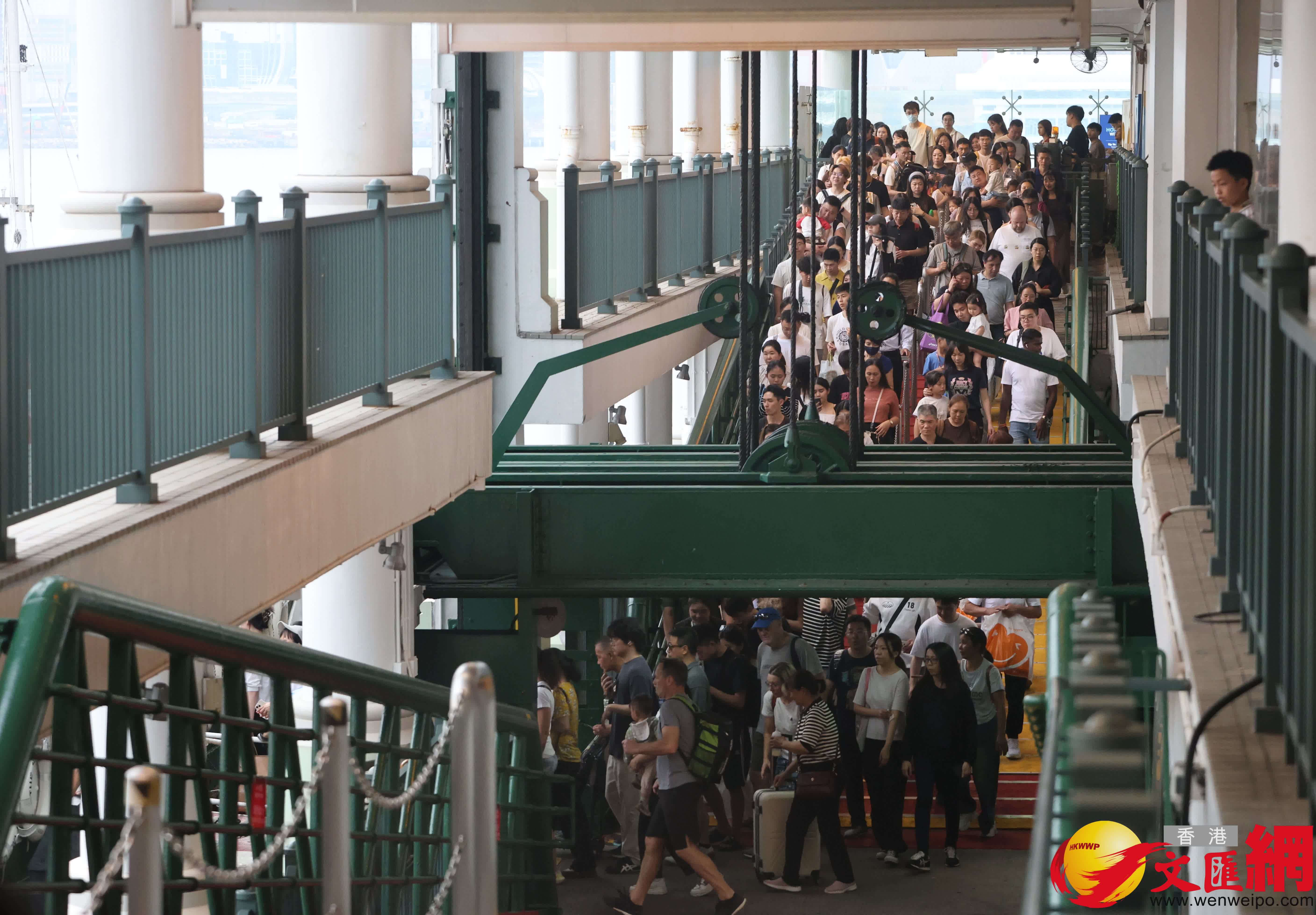 五一黃金周,中區吸引大批旅客旅遊打卡。(香港文匯報記者曾興偉 攝) 五一黃金周,中區吸引大批旅客旅遊打卡。(香港文匯報記者曾興偉 攝)