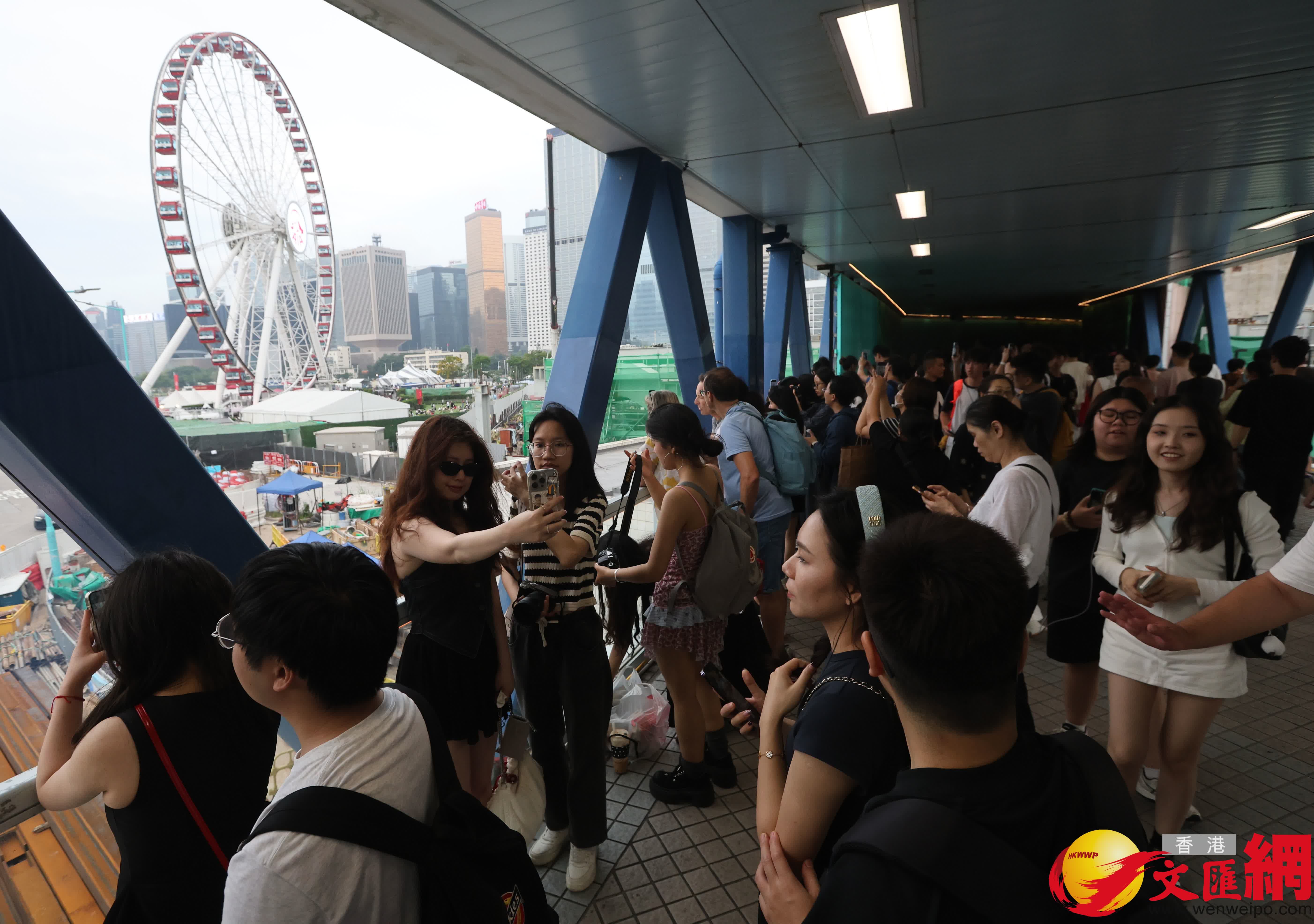 五一黃金周,中區吸引大批旅客旅遊打卡。(香港文匯報記者曾興偉 攝) 五一黃金周,中區吸引大批旅客旅遊打卡。(香港文匯報記者曾興偉 攝)