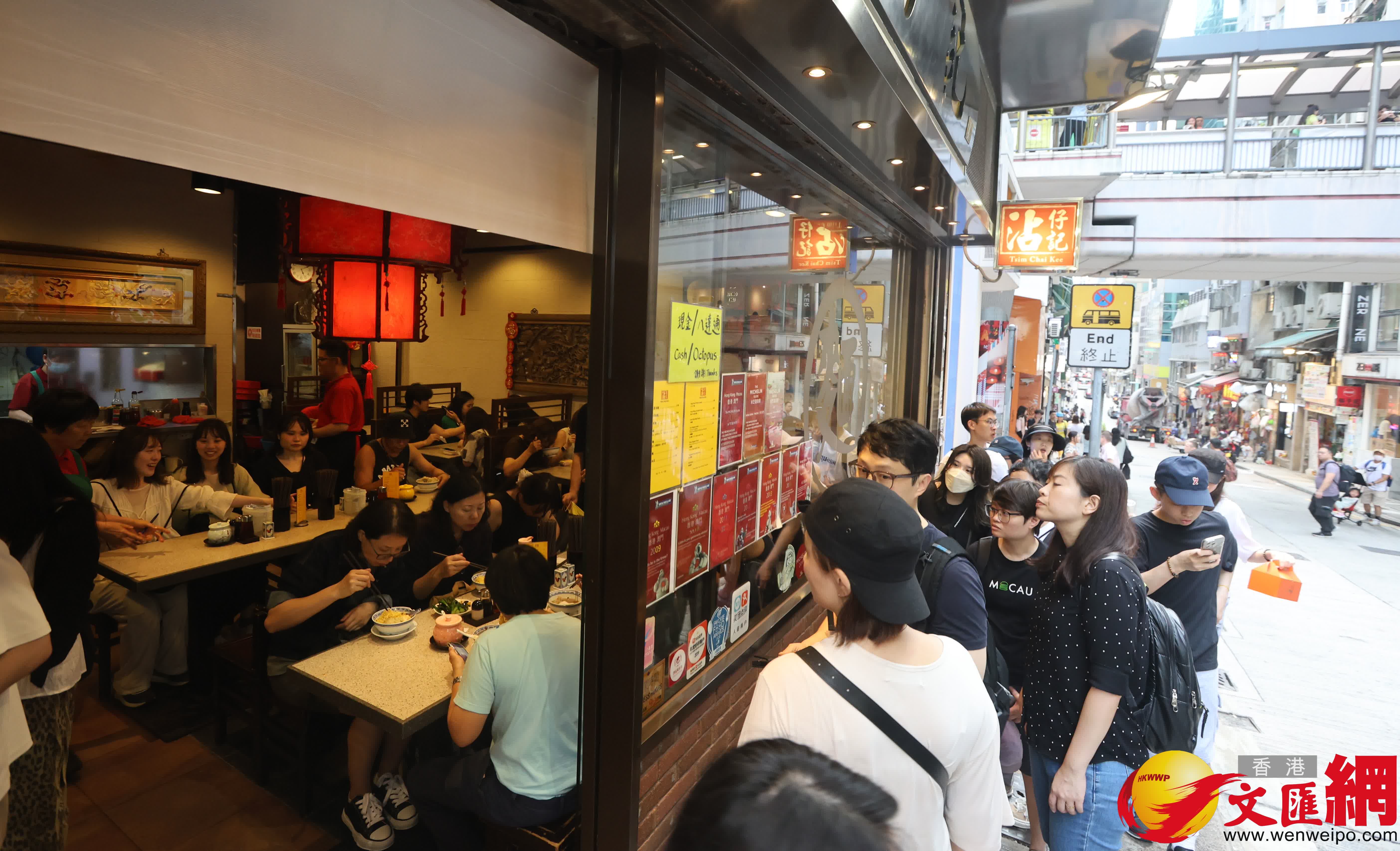 五一黃金周,中區吸引大批旅客旅遊打卡。(香港文匯報記者曾興偉 攝) 五一黃金周,中區吸引大批旅客旅遊打卡。(香港文匯報記者曾興偉 攝)