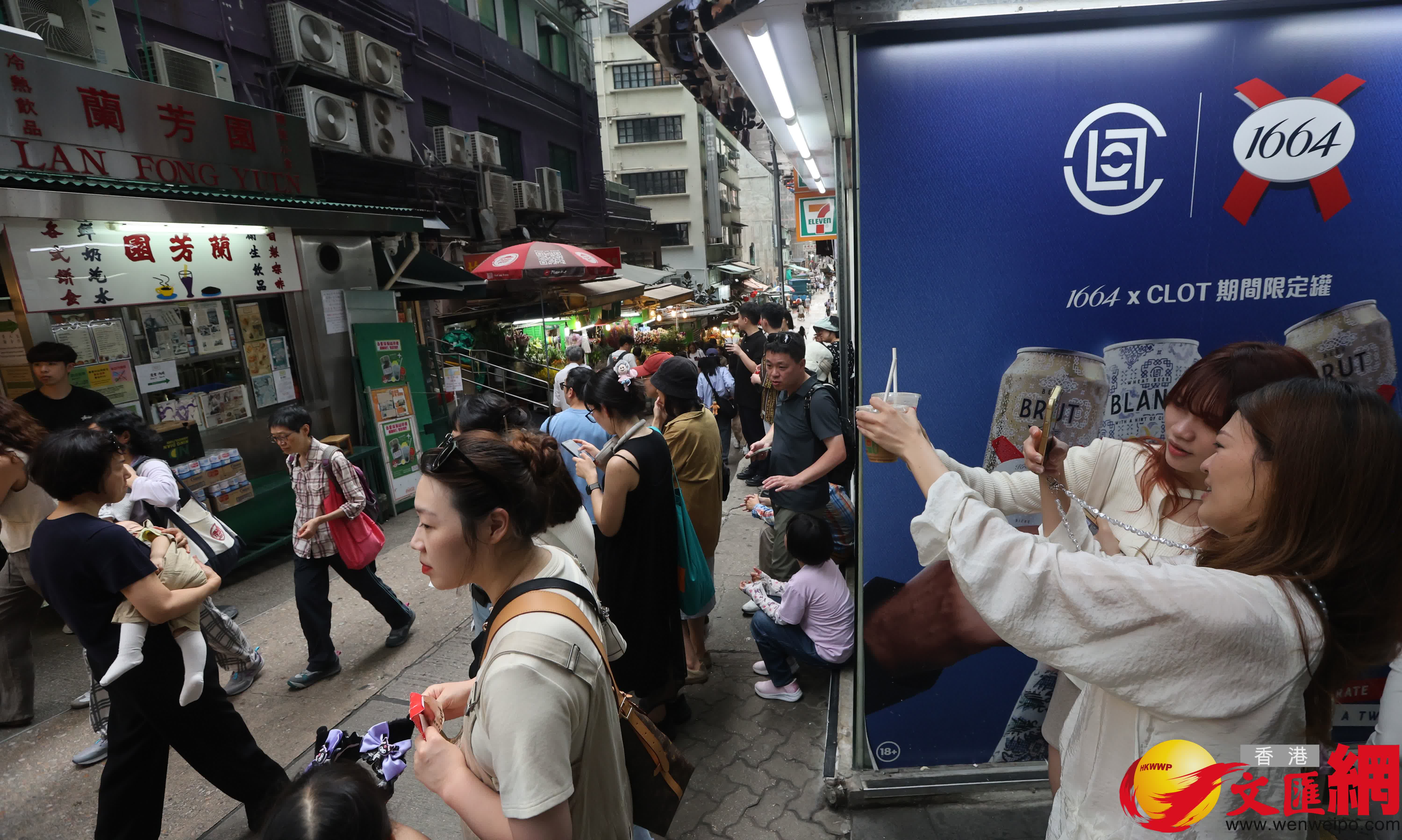 五一黃金周,中區吸引大批旅客旅遊打卡。(香港文匯報記者曾興偉 攝) 五一黃金周,中區吸引大批旅客旅遊打卡。(香港文匯報記者曾興偉 攝)
