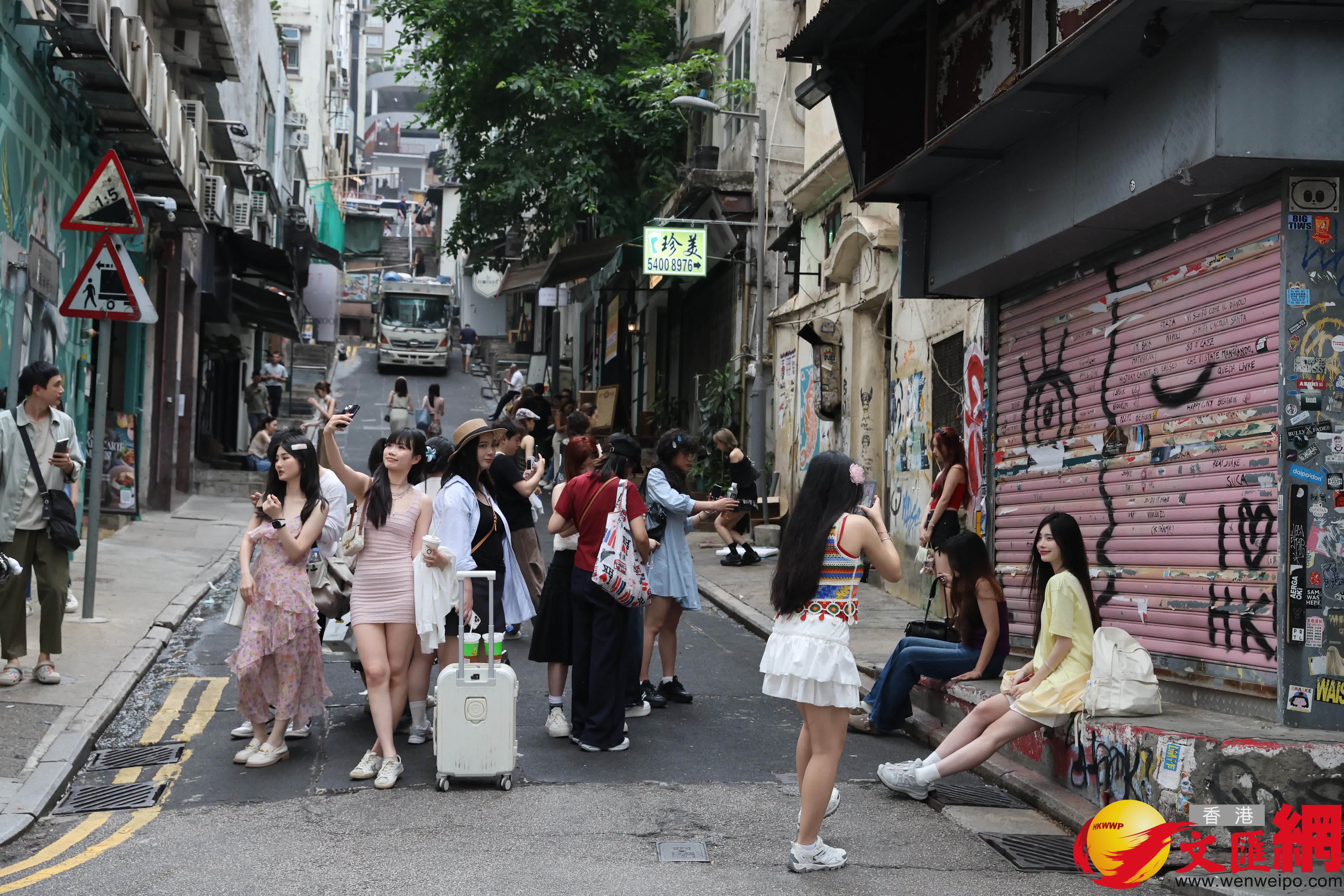 五一黃金周,中區吸引大批旅客旅遊打卡。(香港文匯報記者曾興偉 攝) 五一黃金周,中區吸引大批旅客旅遊打卡。(香港文匯報記者曾興偉 攝)