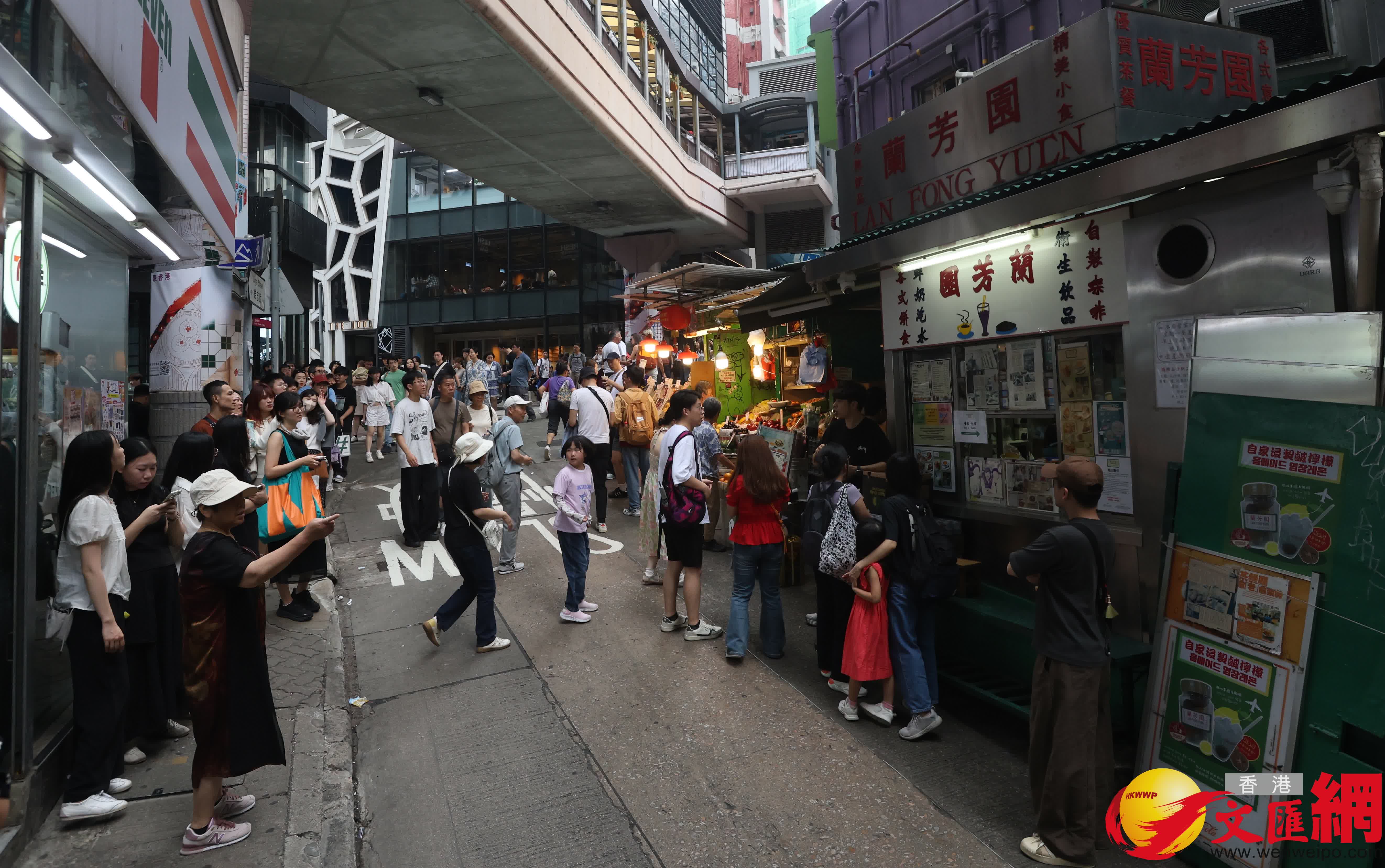 五一黃金周,中區吸引大批旅客旅遊打卡。(香港文匯報記者曾興偉 攝) 五一黃金周,中區吸引大批旅客旅遊打卡。(香港文匯報記者曾興偉 攝)