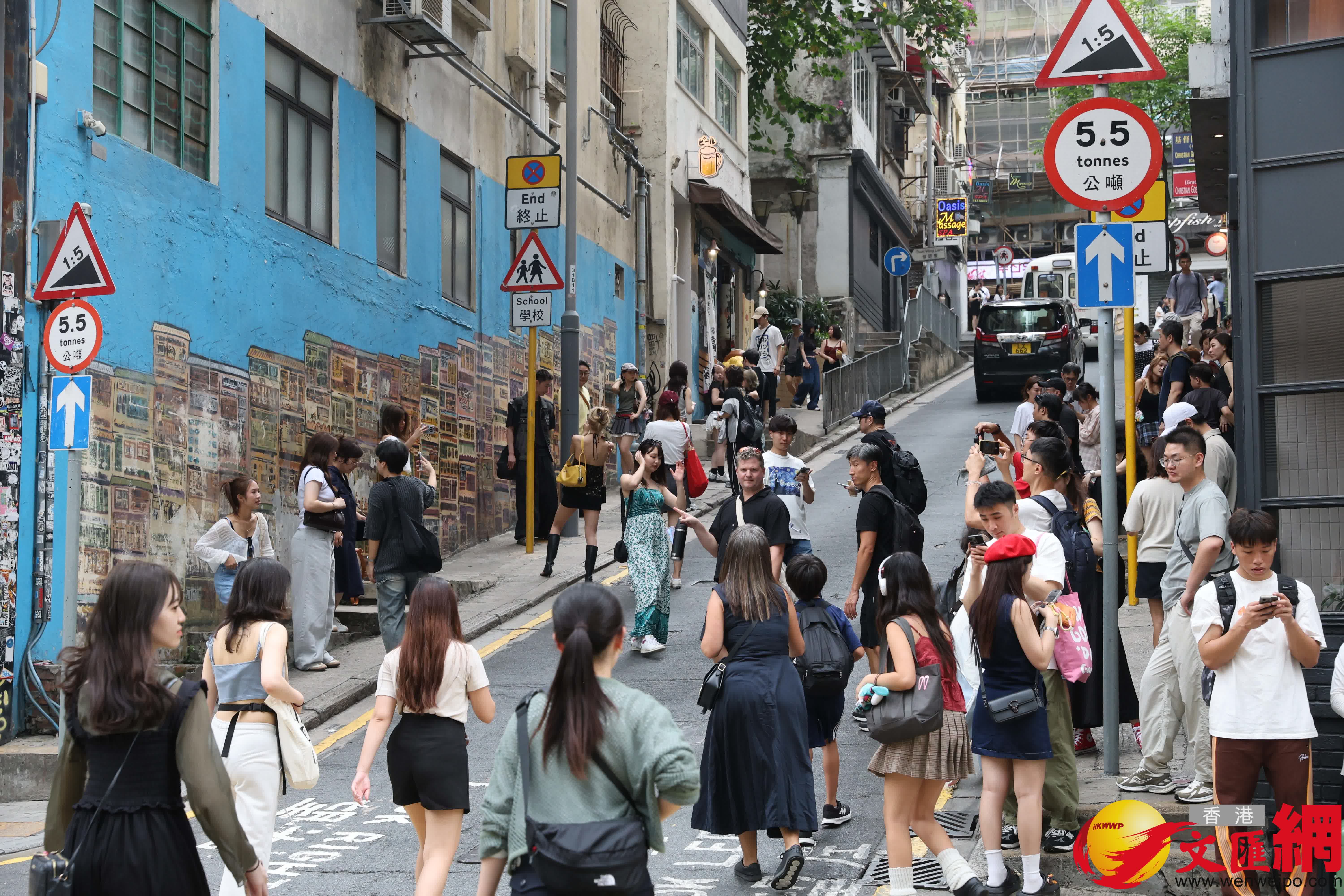 五一黃金周,中區吸引大批旅客旅遊打卡。(香港文匯報記者曾興偉 攝) 五一黃金周,中區吸引大批旅客旅遊打卡。(香港文匯報記者曾興偉 攝)