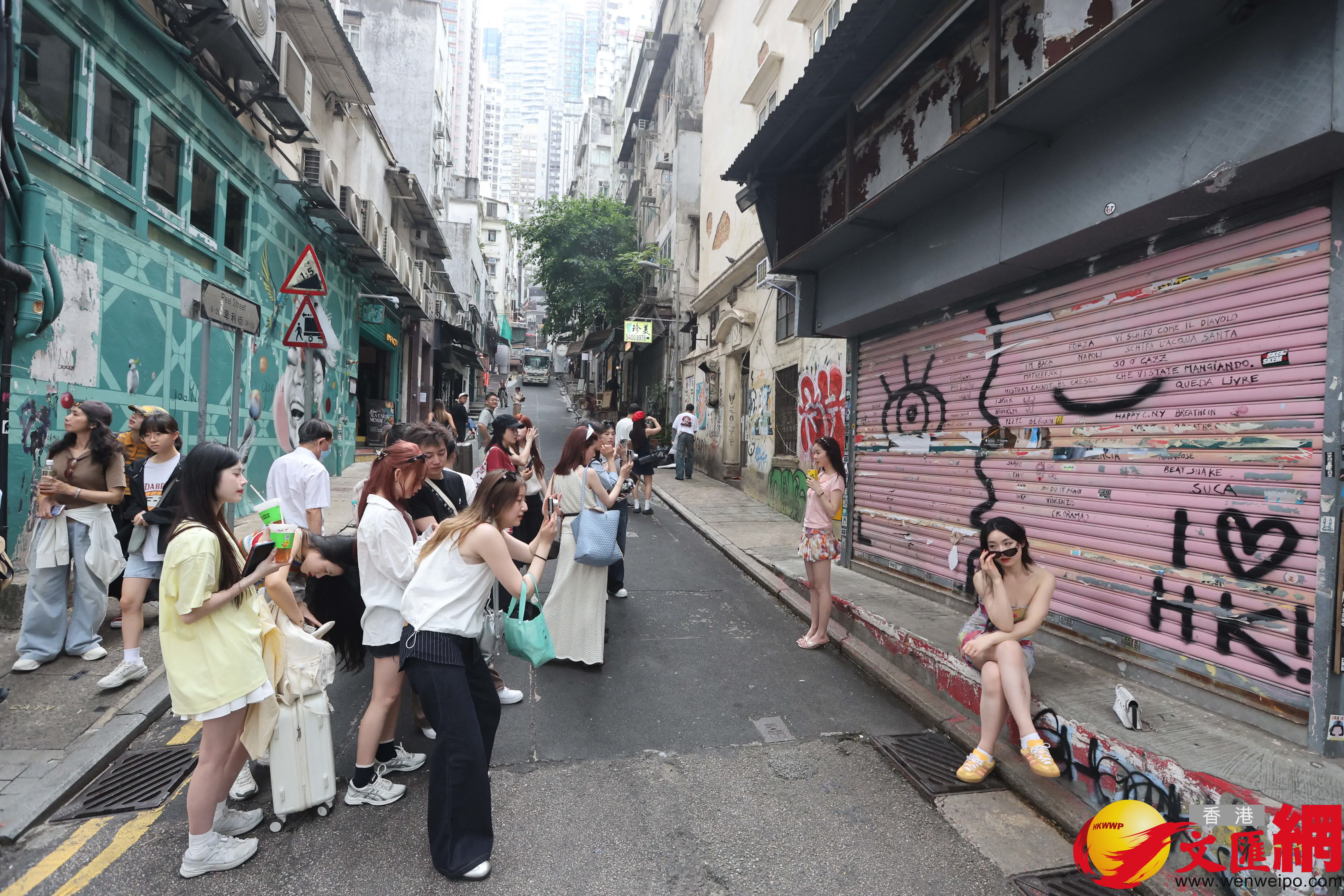 五一黃金周,中區吸引大批旅客旅遊打卡。(香港文匯報記者曾興偉 攝) 五一黃金周,中區吸引大批旅客旅遊打卡。(香港文匯報記者曾興偉 攝)