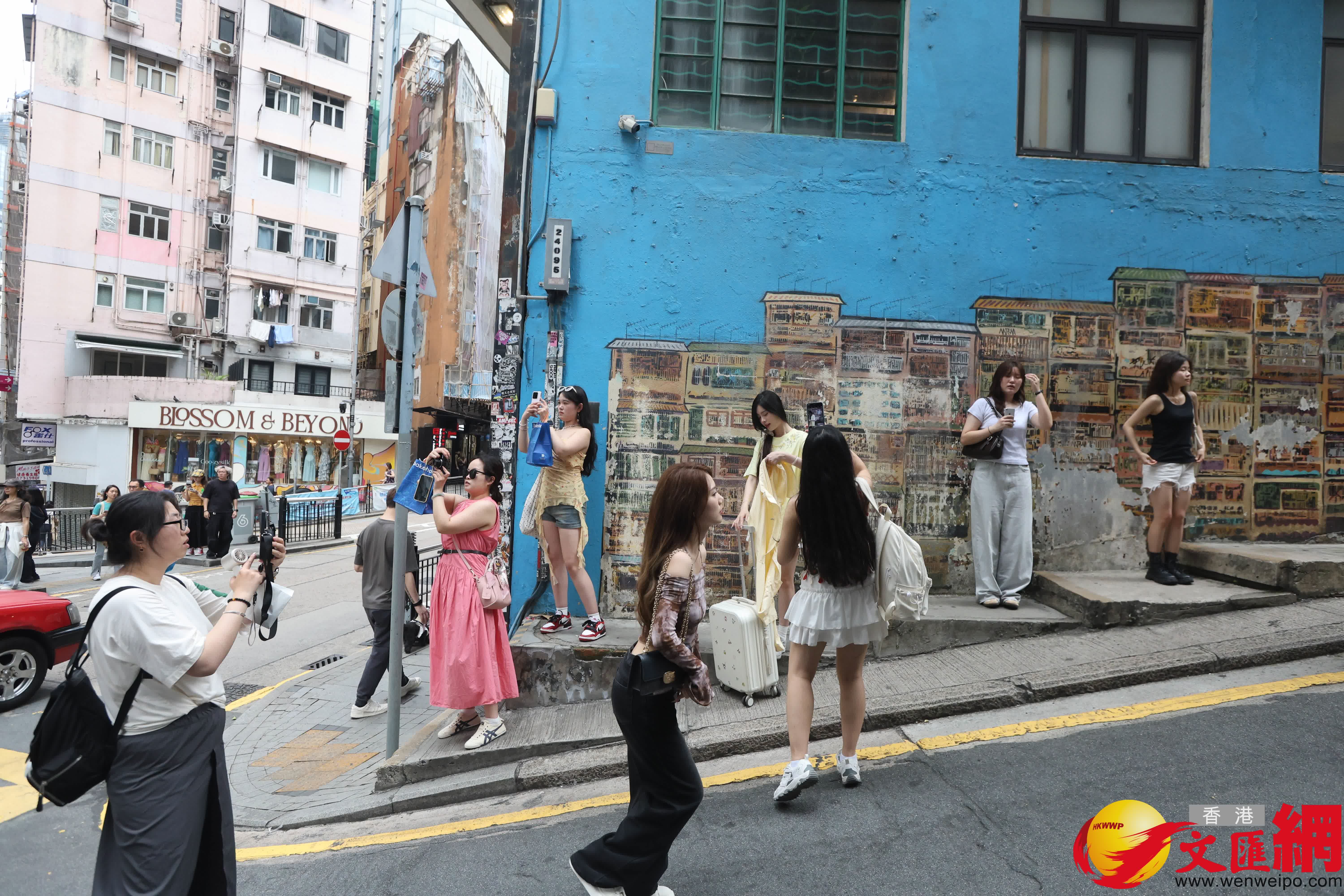 五一黃金周,中區吸引大批旅客旅遊打卡。(香港文匯報記者曾興偉 攝) 五一黃金周,中區吸引大批旅客旅遊打卡。(香港文匯報記者曾興偉 攝)