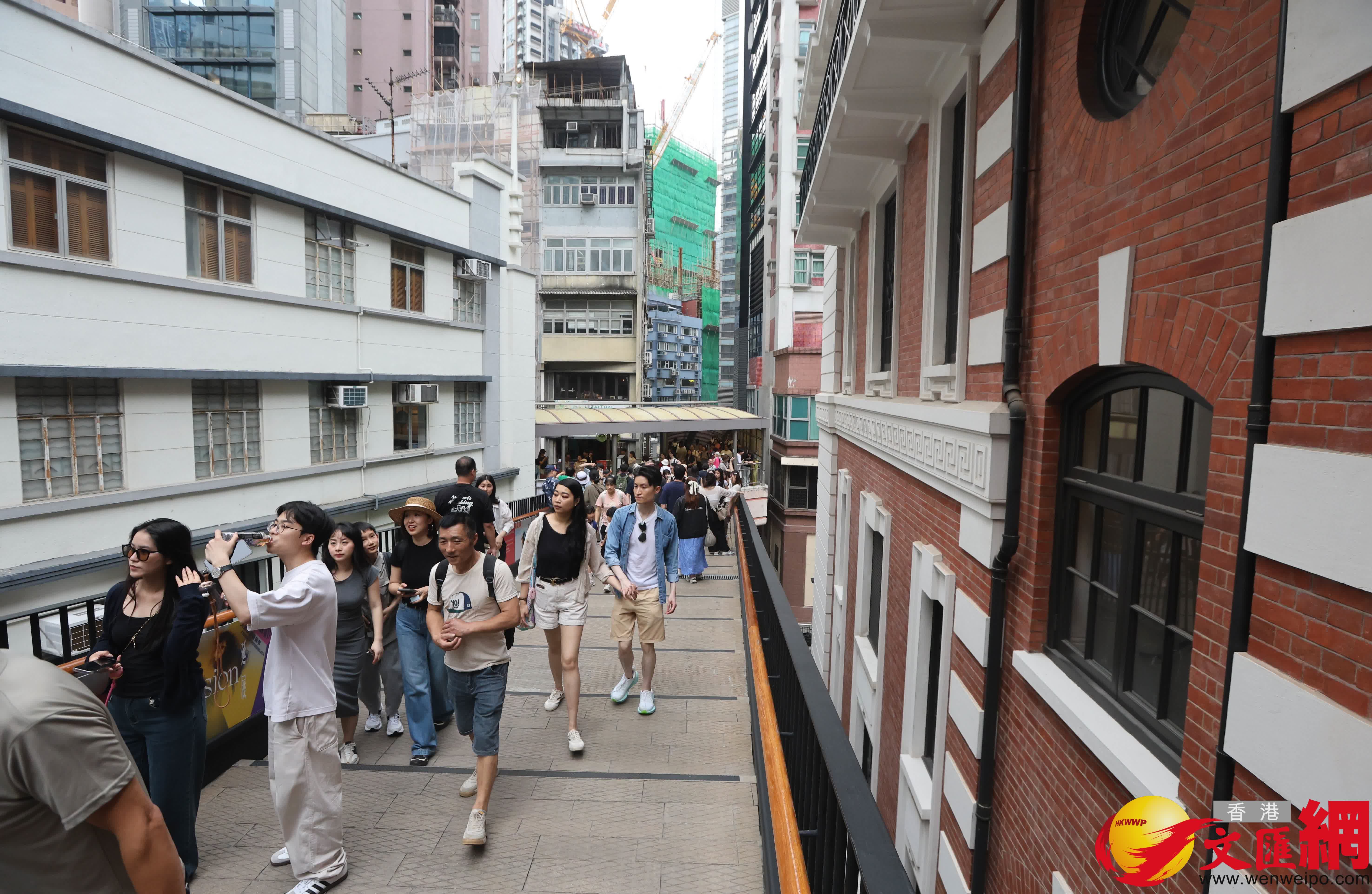 五一黃金周,中區吸引大批旅客旅遊打卡。(香港文匯報記者曾興偉 攝) 五一黃金周,中區吸引大批旅客旅遊打卡。(香港文匯報記者曾興偉 攝)