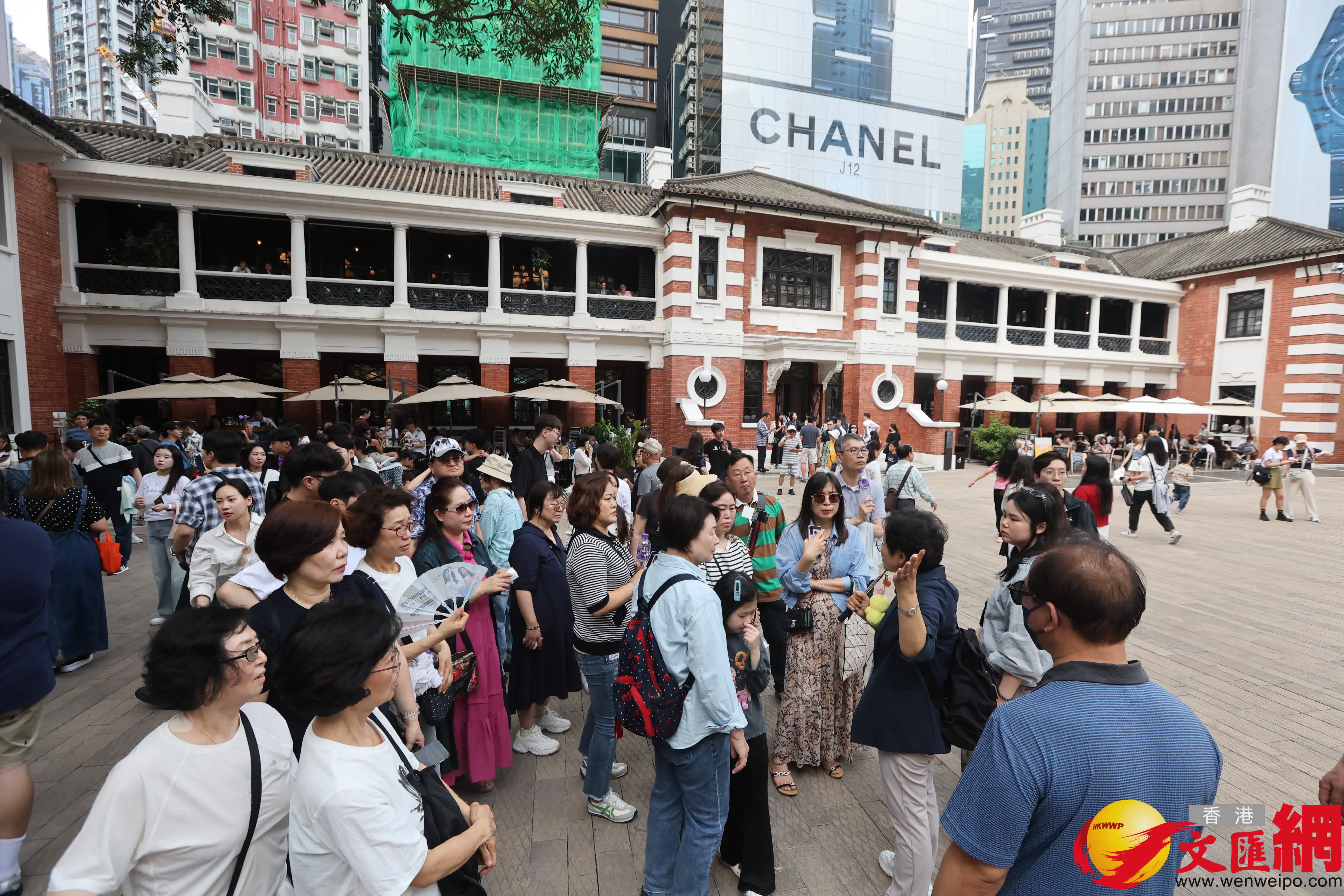 五一黃金周,中區吸引大批旅客旅遊打卡。(香港文匯報記者曾興偉 攝) 五一黃金周,中區吸引大批旅客旅遊打卡。(香港文匯報記者曾興偉 攝)
