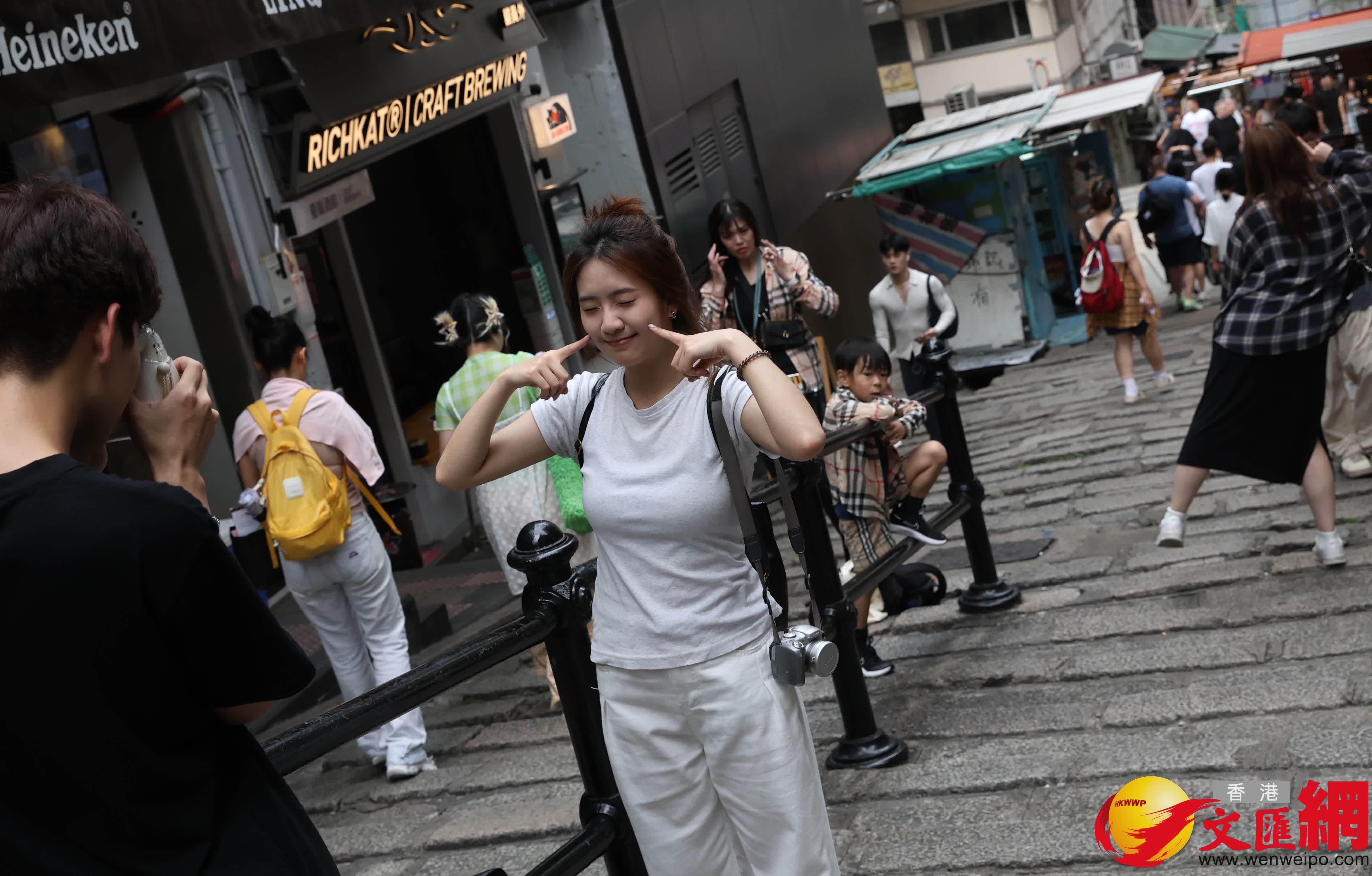 五一黃金周,中區吸引大批旅客旅遊打卡。(香港文匯報記者曾興偉 攝) 五一黃金周,中區吸引大批旅客旅遊打卡。(香港文匯報記者曾興偉 攝)