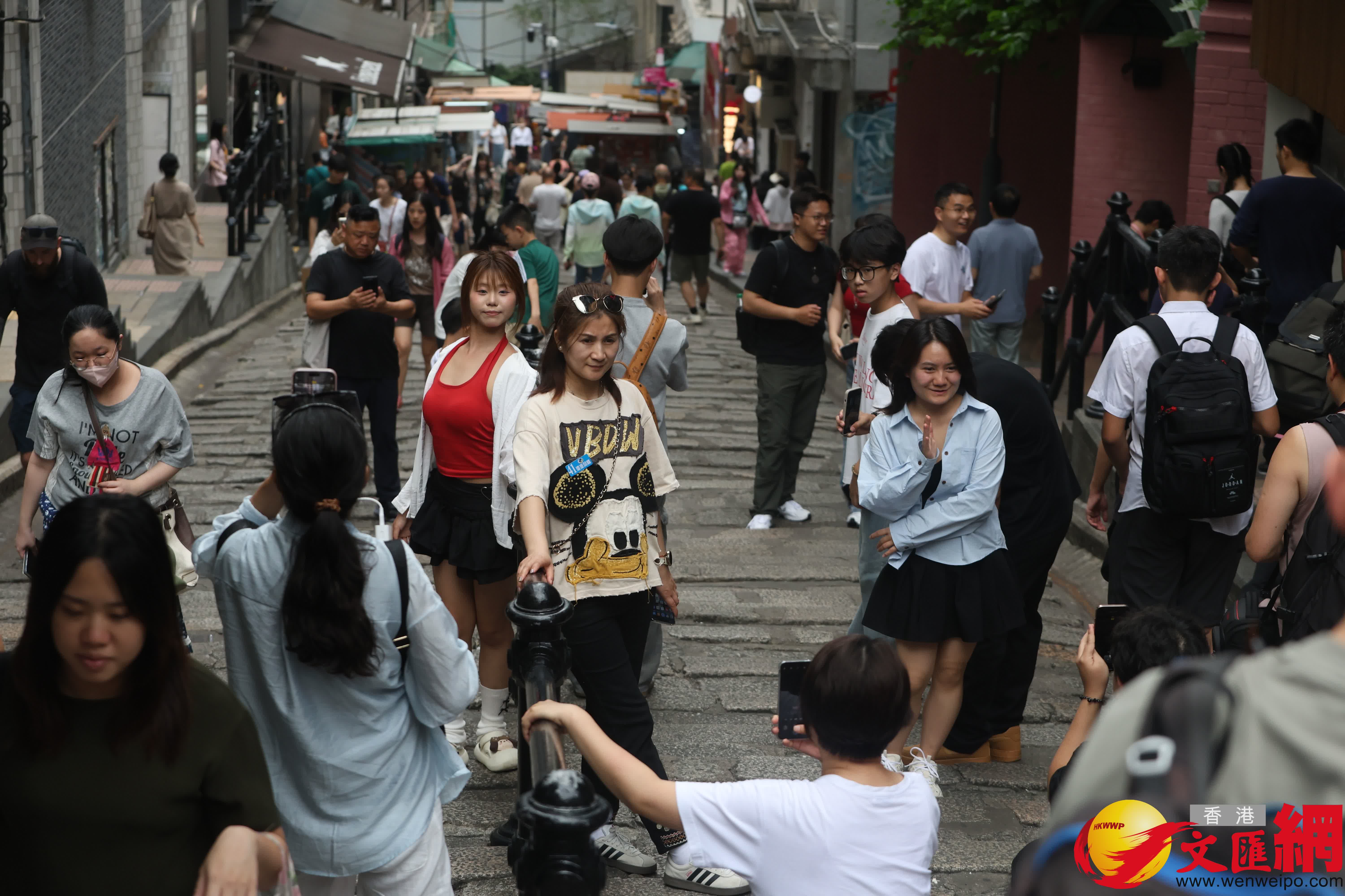 五一黃金周,中區吸引大批旅客旅遊打卡。(香港文匯報記者曾興偉 攝) 五一黃金周,中區吸引大批旅客旅遊打卡。(香港文匯報記者曾興偉 攝)