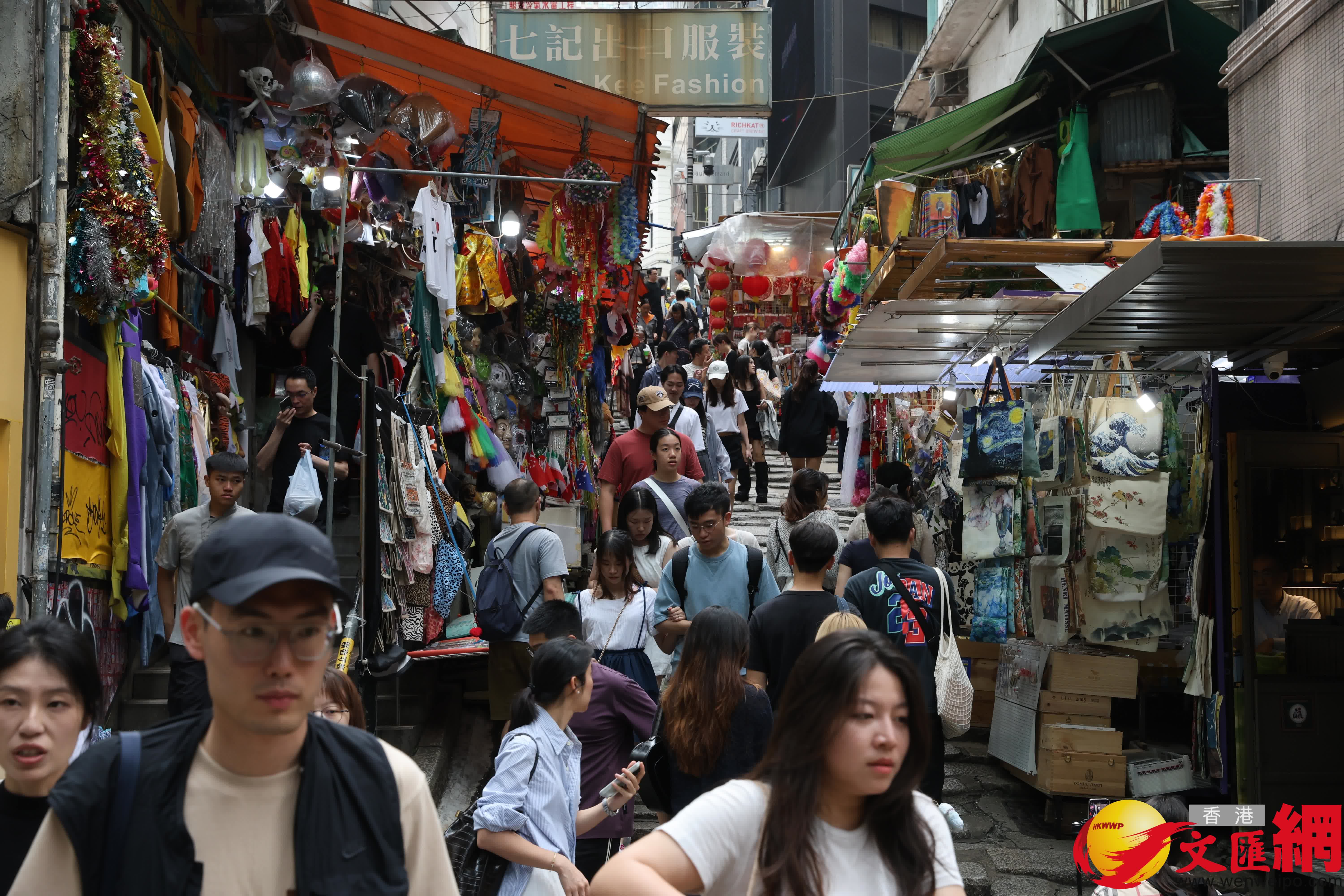 五一黃金周,中區吸引大批旅客旅遊打卡。(香港文匯報記者曾興偉 攝) 五一黃金周,中區吸引大批旅客旅遊打卡。(香港文匯報記者曾興偉 攝)