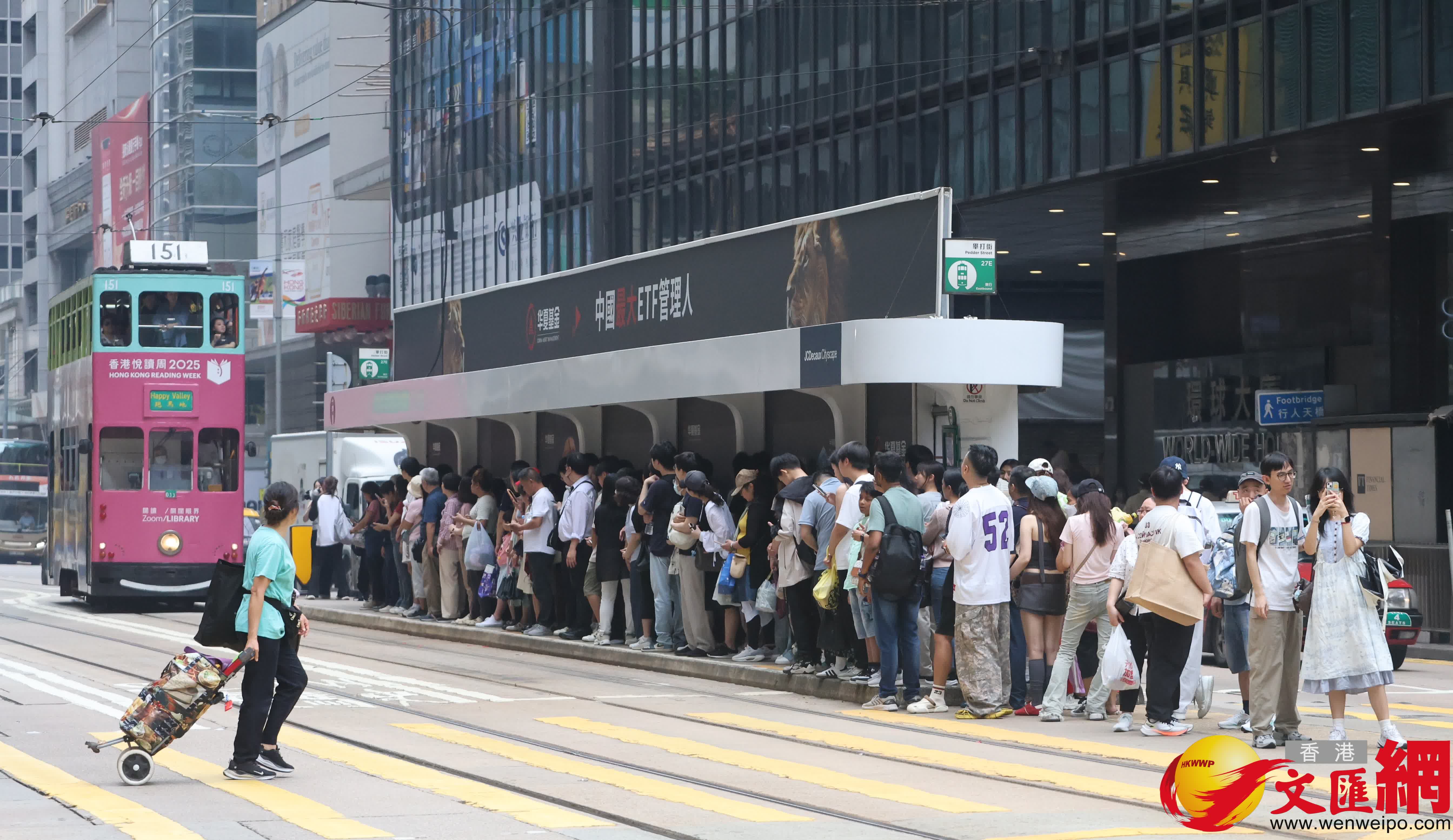 五一黃金周,中區吸引大批旅客旅遊打卡。(香港文匯報記者曾興偉 攝) 五一黃金周,中區吸引大批旅客旅遊打卡。(香港文匯報記者曾興偉 攝)