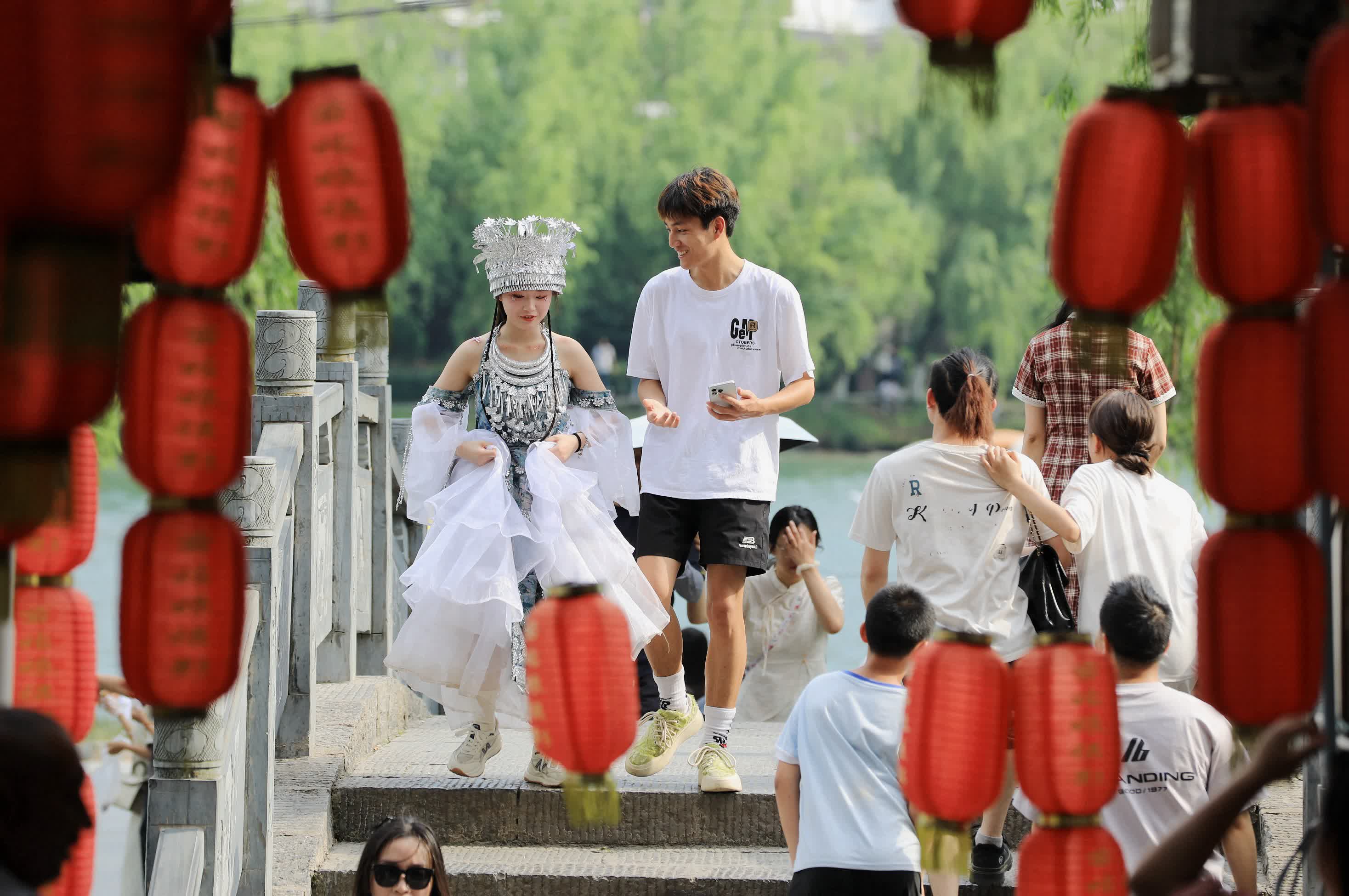 5月3日,遊客在貴州省黔東南苗族侗族自治州鎮遠縣古城遊覽打卡。(新華社) 5月3日,遊客在貴州省黔東南苗族侗族自治州鎮遠縣古城遊覽打卡。(新華社)