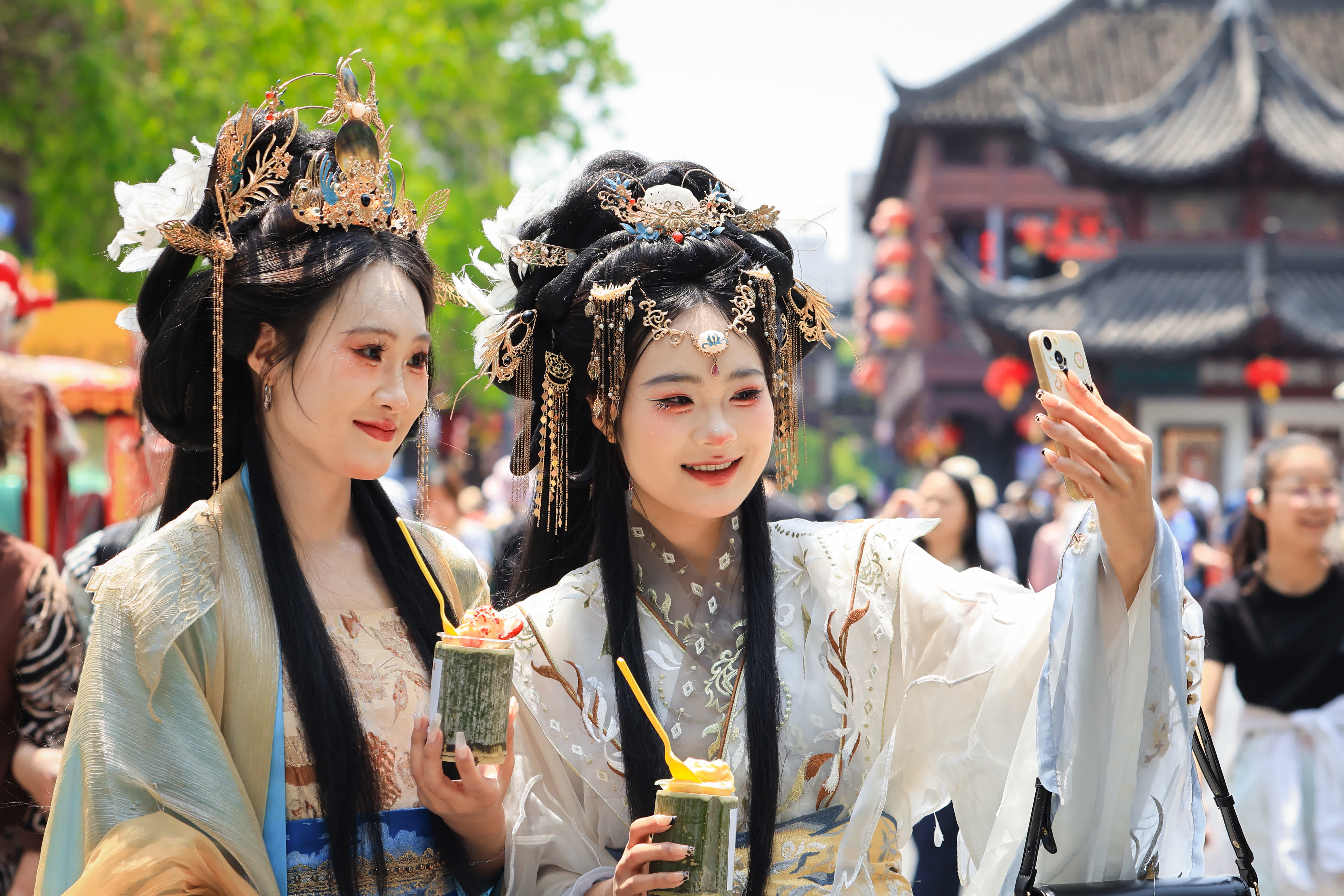 5月4日,遊客身着傳統服飾在南京夫子廟景區遊覽拍照。(新華社) 5月4日,遊客身着傳統服飾在南京夫子廟景區遊覽拍照。(新華社)