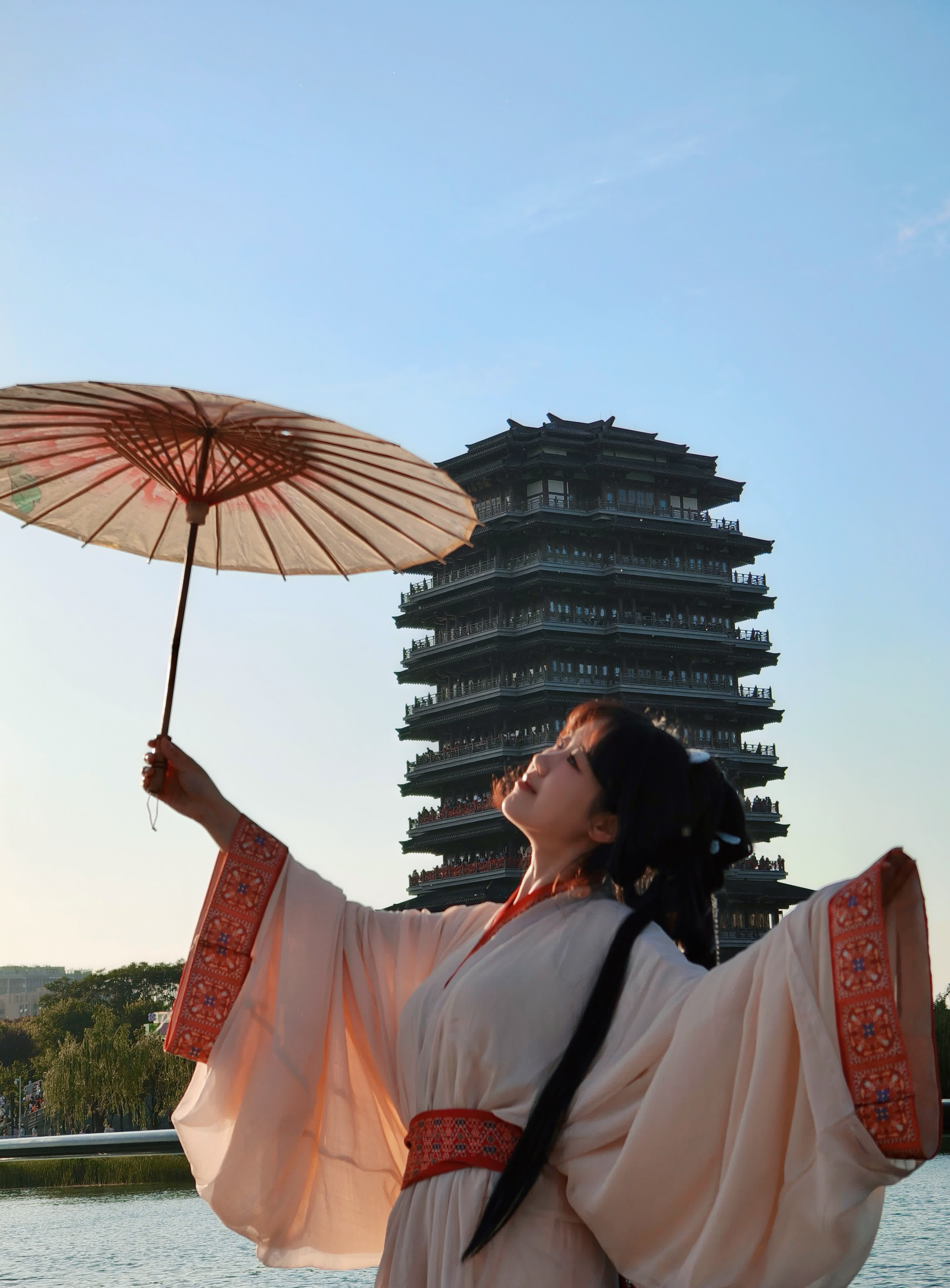 5月3日,一名穿漢服的遊客在山東省淄博市齊盛湖公園拍照打卡。(新華社) 5月3日,一名穿漢服的遊客在山東省淄博市齊盛湖公園拍照打卡。(新華社)