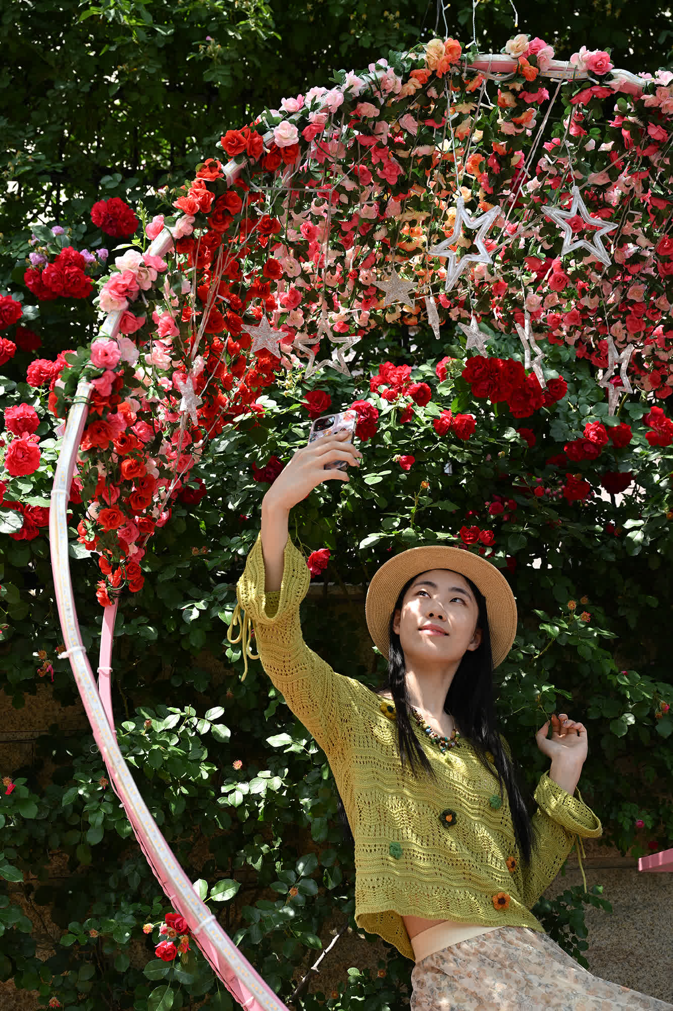 5月4日,一名年輕人在河南省商丘市睢陽區萬達路某小區薔薇花牆打卡拍照。(新華社) 5月4日,一名年輕人在河南省商丘市睢陽區萬達路某小區薔薇花牆打卡拍照。(新華社)