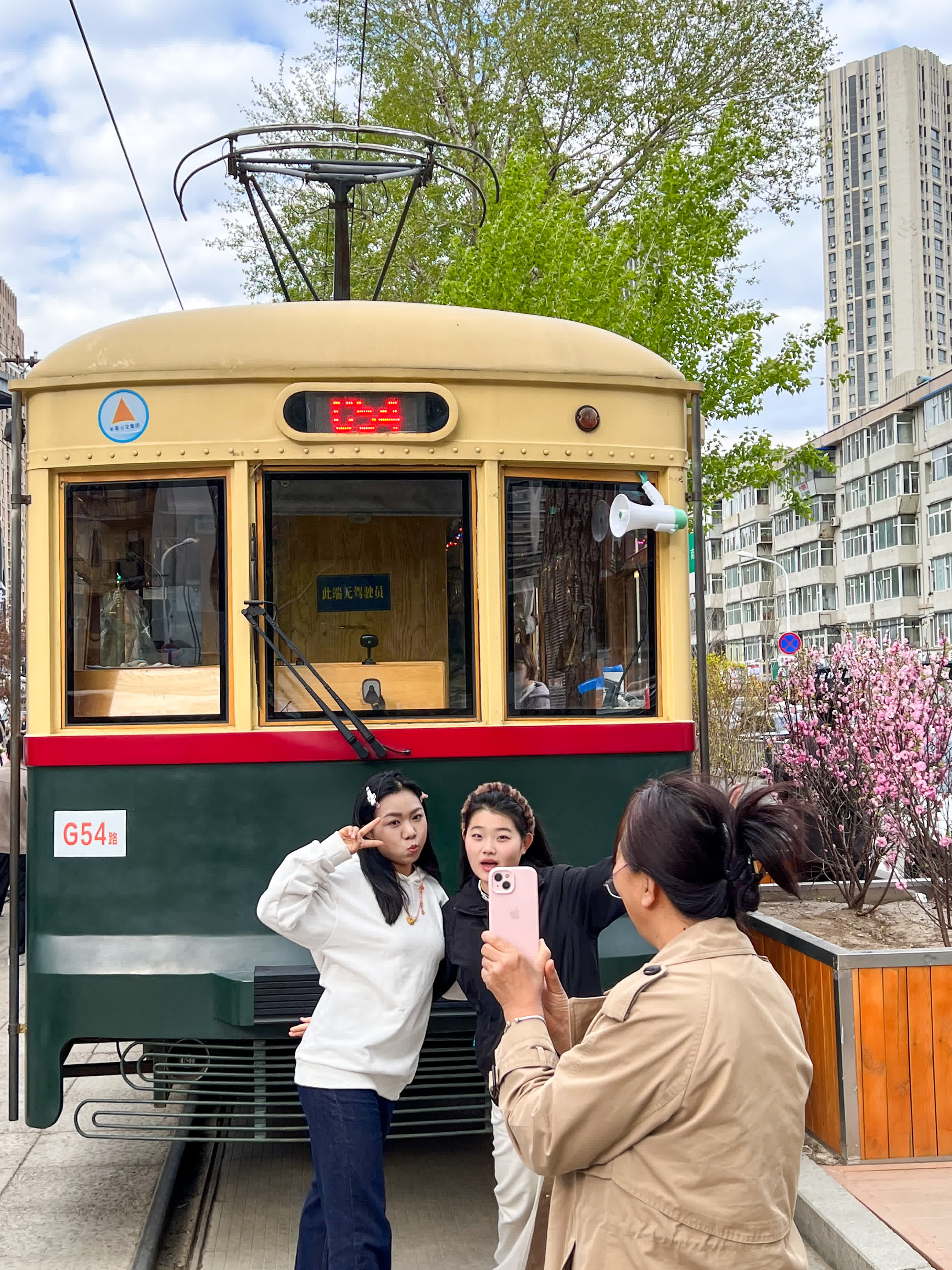 5月2日,在吉林省長春市,兩名年輕人與54路有軌電車合影。(新華社) 5月2日,在吉林省長春市,兩名年輕人與54路有軌電車合影。(新華社)