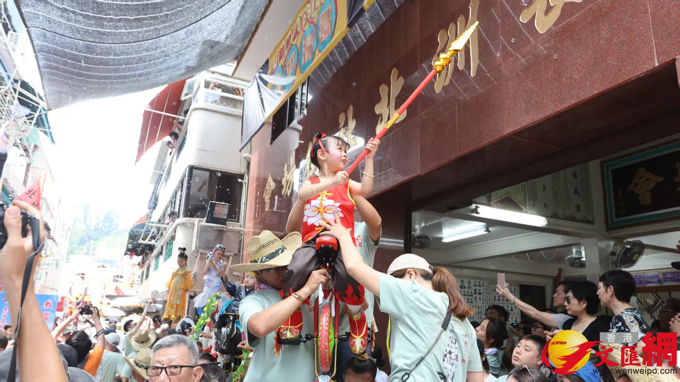 長洲飄色2025。(香港文匯報記者黃艾力攝) 長洲飄色2025。(香港文匯報記者黃艾力攝)