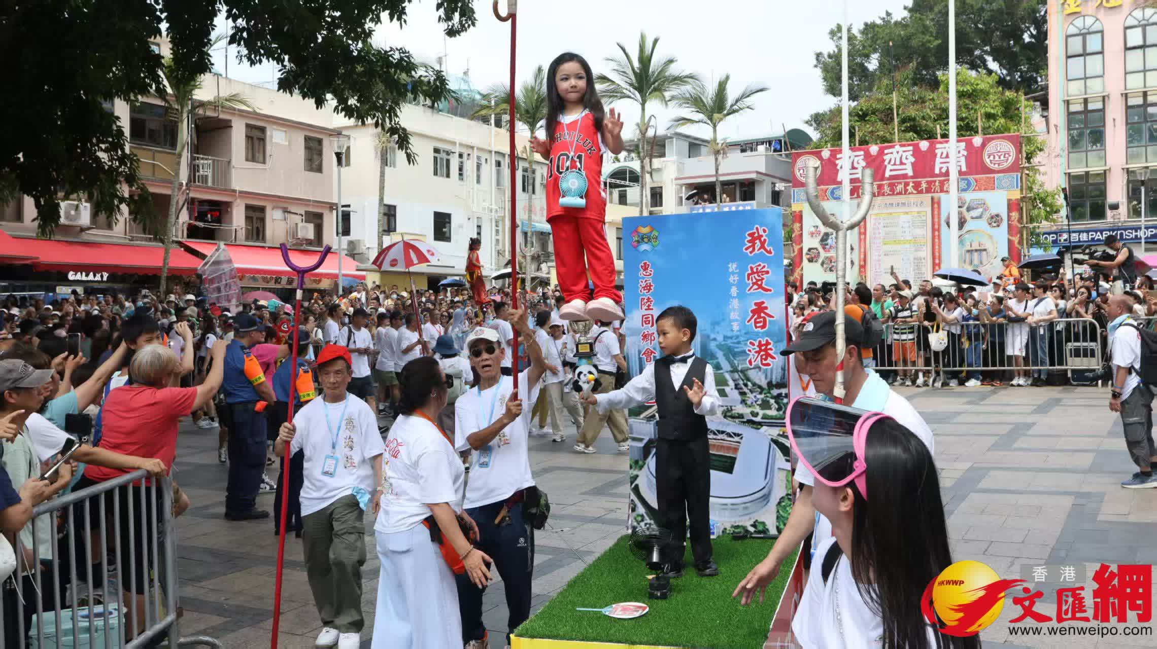 長洲飄色2025。(香港文匯報記者黃艾力攝) 長洲飄色2025。(香港文匯報記者黃艾力攝)