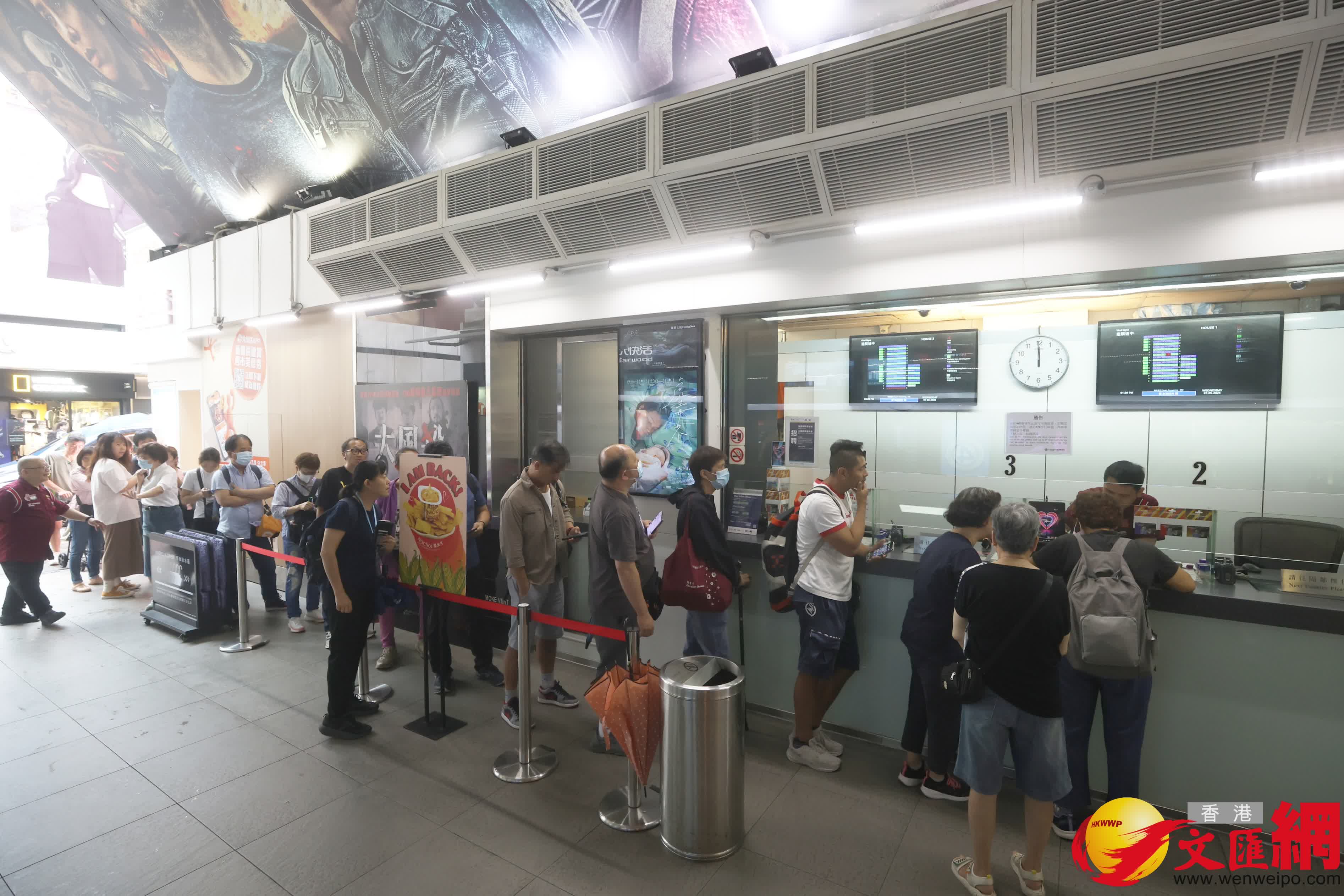全港戲院日2025將於5月10日舉行,全港商業戲院當日將劃一提供30元票價。有市民今日(7日)於戲院外排隊購特價票。(香港文匯報記者郭木又攝) 全港戲院日2025將於5月10日舉行,全港商業戲院當日將劃一提供30元票價。有市民今日(7日)於戲院外排隊購特價票。(香港文匯報記者郭木又攝)