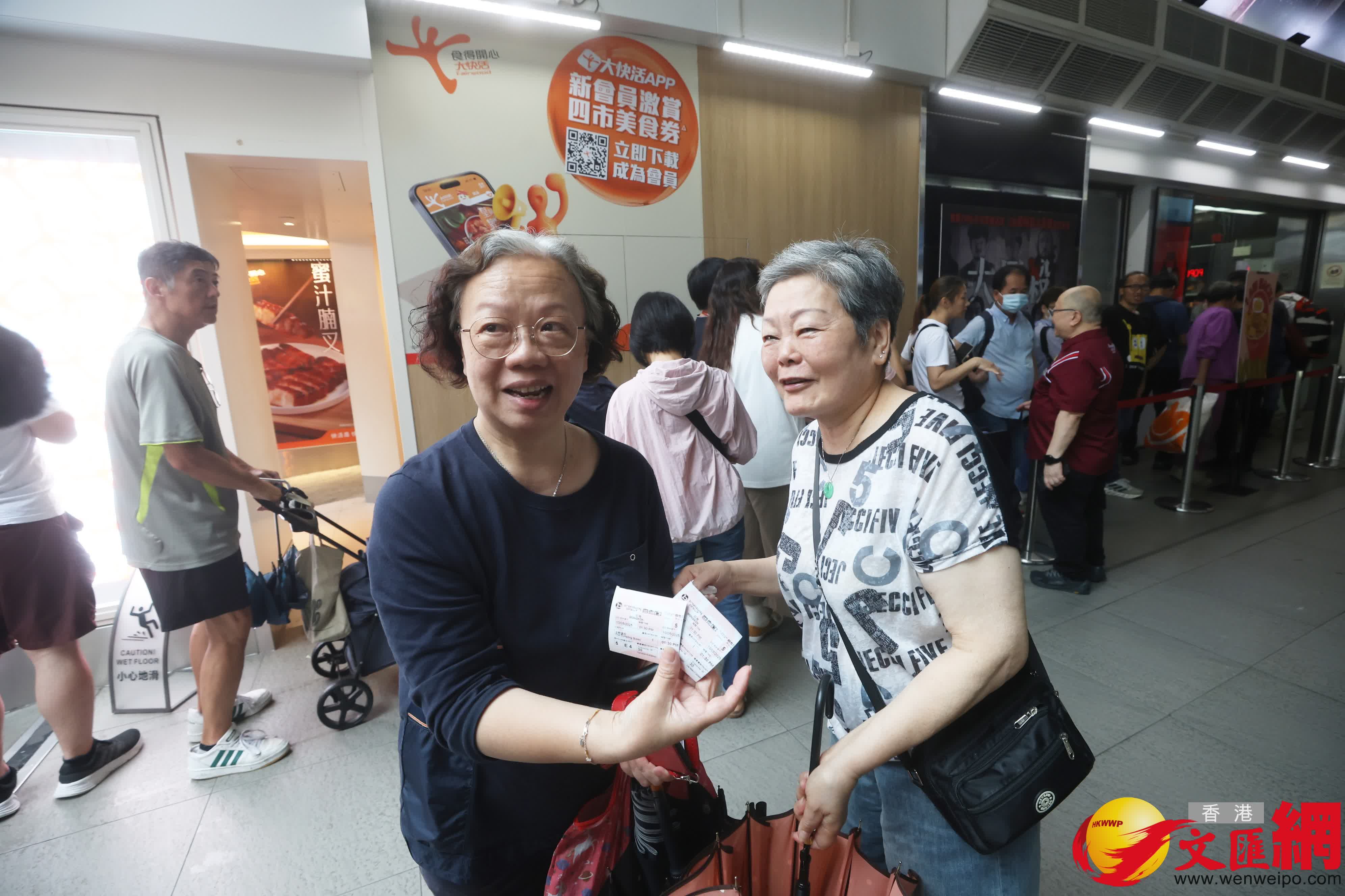 全港戲院日2025將於5月10日舉行,全港商業戲院當日將劃一提供30元票價。有市民今日(7日)於戲院外排隊購特價票。(香港文匯報記者郭木又攝) 全港戲院日2025將於5月10日舉行,全港商業戲院當日將劃一提供30元票價。有市民今日(7日)於戲院外排隊購特價票。(香港文匯報記者郭木又攝)