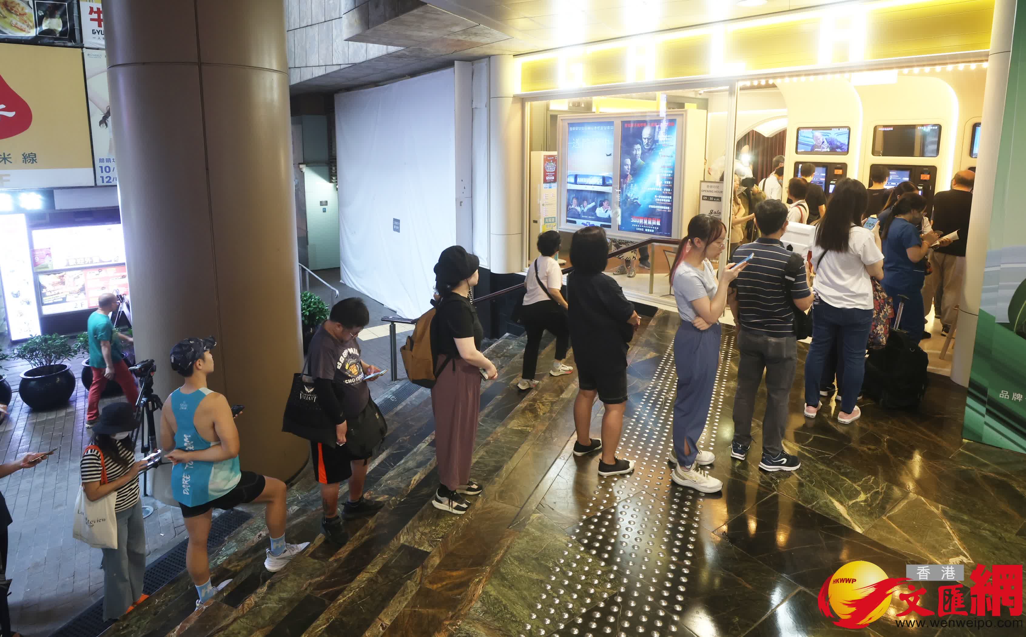 全港戲院日2025將於5月10日舉行,全港商業戲院當日將劃一提供30元票價。有市民今日(7日)於戲院外排隊購特價票。(香港文匯報記者郭木又攝) 全港戲院日2025將於5月10日舉行,全港商業戲院當日將劃一提供30元票價。有市民今日(7日)於戲院外排隊購特價票。(香港文匯報記者郭木又攝)