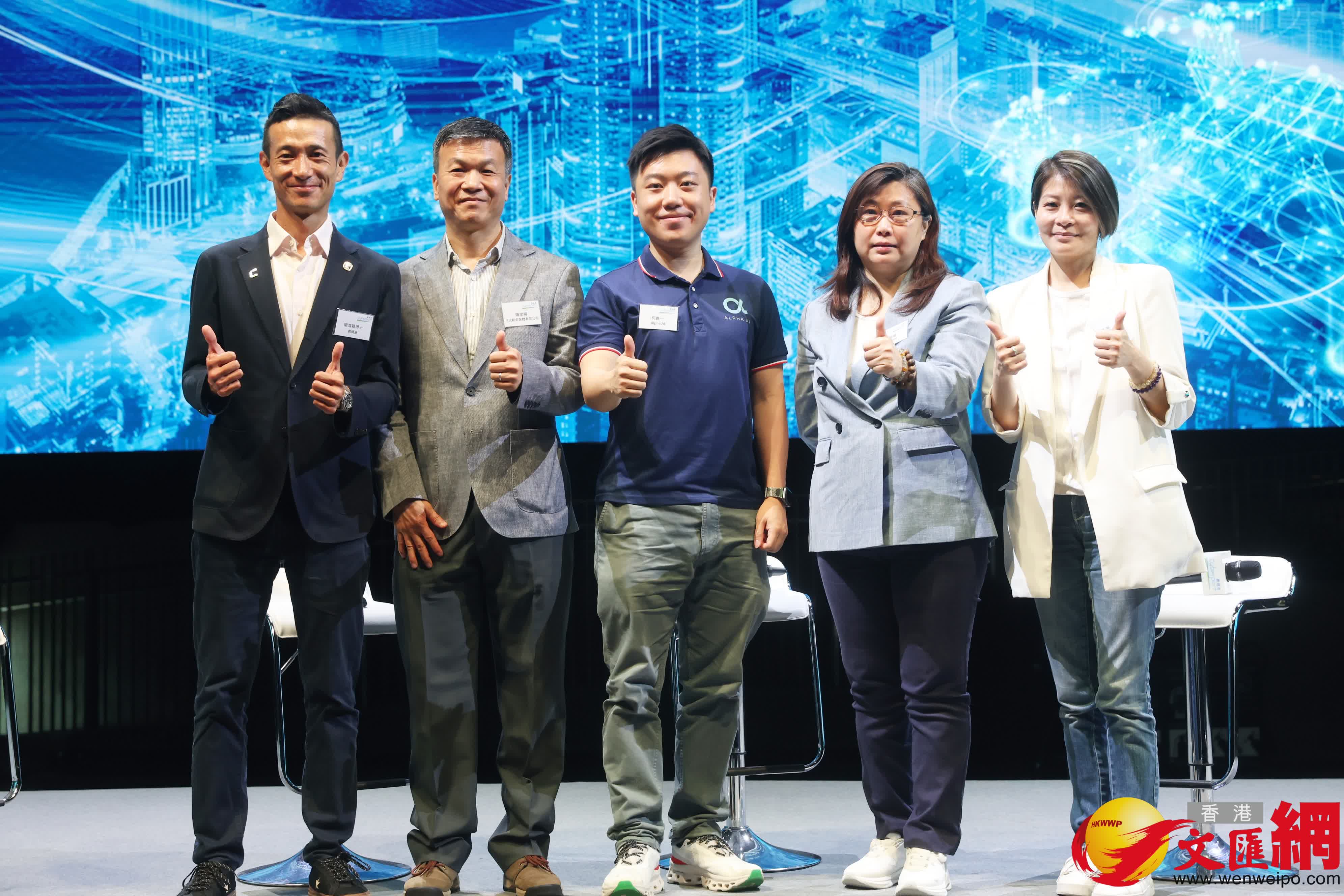 數碼港低空經濟展覽。來自運輸及物流局、民航處、地政總署的代表、以及多間大專院校的專家學者進行低空經濟座談會,就最新技術發展、研發成果、產業發展超勢等議題分享獨特見解,為香港低空經濟的未來發展提供寶貴建議。(香港文匯報記者郭木又 攝) 數碼港低空經濟展覽。來自運輸及物流局、民航處、地政總署的代表、以及多間大專院校的專家學者進行低空經濟座談會,就最新技術發展、研發成果、產業發展超勢等議題分享獨特見解,為香港低空經濟的未來發展提供寶貴建議。(香港文匯報記者郭木又 攝)