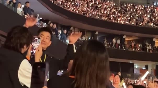 （有片）五月天演唱會 | 任賢齊驚喜現(xiàn)身 五月天感謝任賢齊提攜