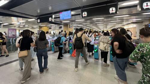 五月天啟德首場演唱會圓滿結束 「五迷」有序地離開體育館