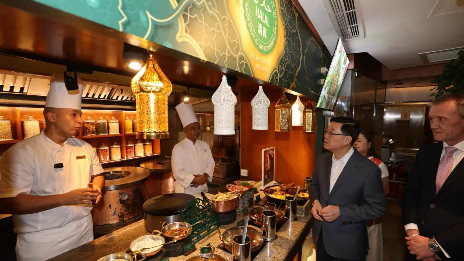 （有片）李家超視察穆斯林友善設(shè)施為中東之行鋪路　酒店景點(diǎn)搶攻「清真旅遊」