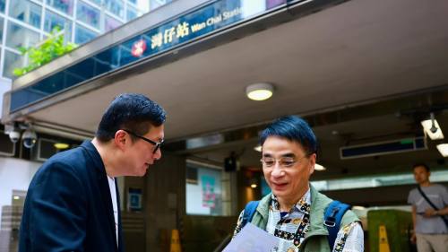 鄧炳強現身灣仔街站　籲市民登記成為選民