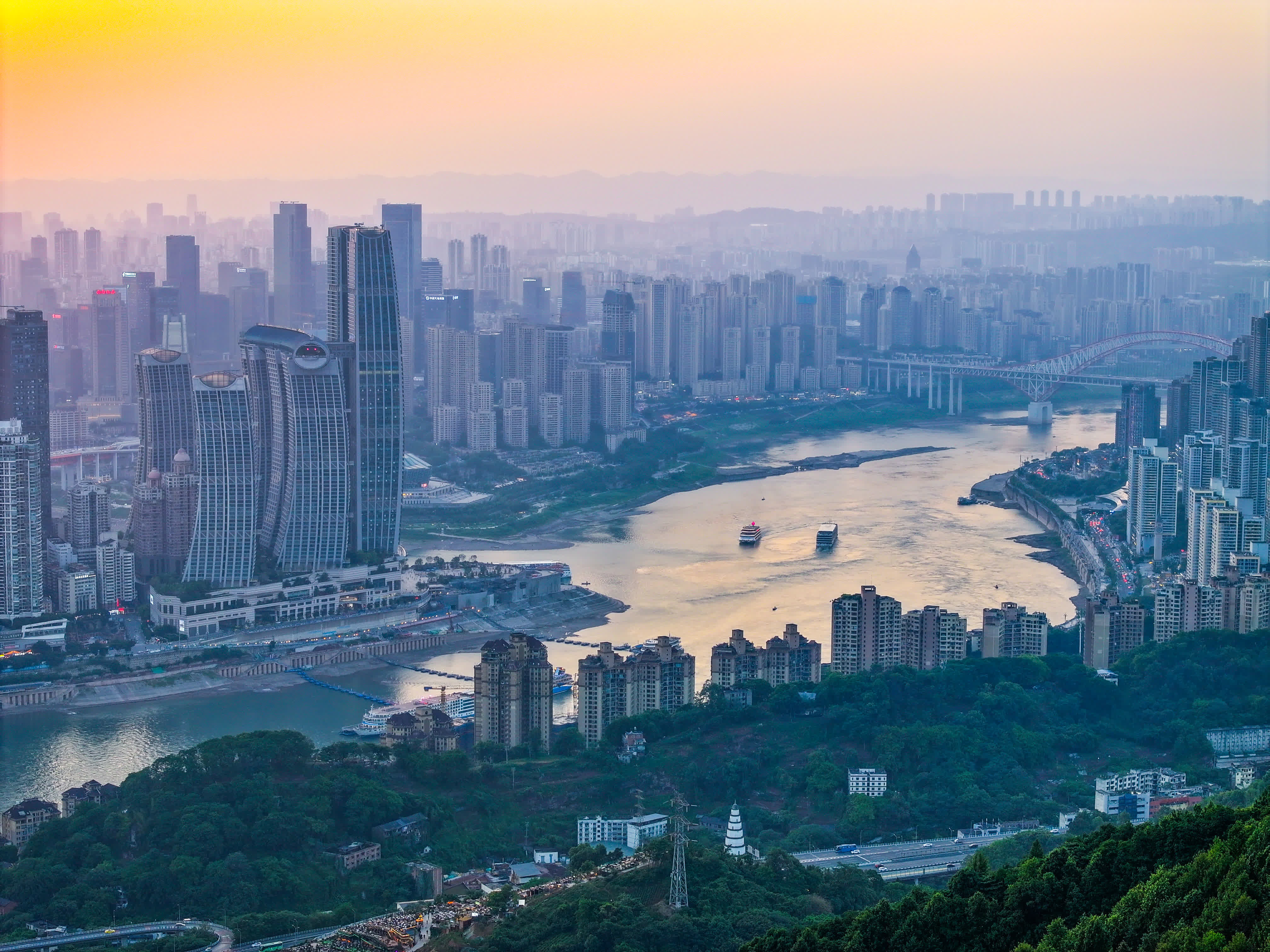 這是5月10日拍攝的傍晚時分的重慶城市景象。（新華社）