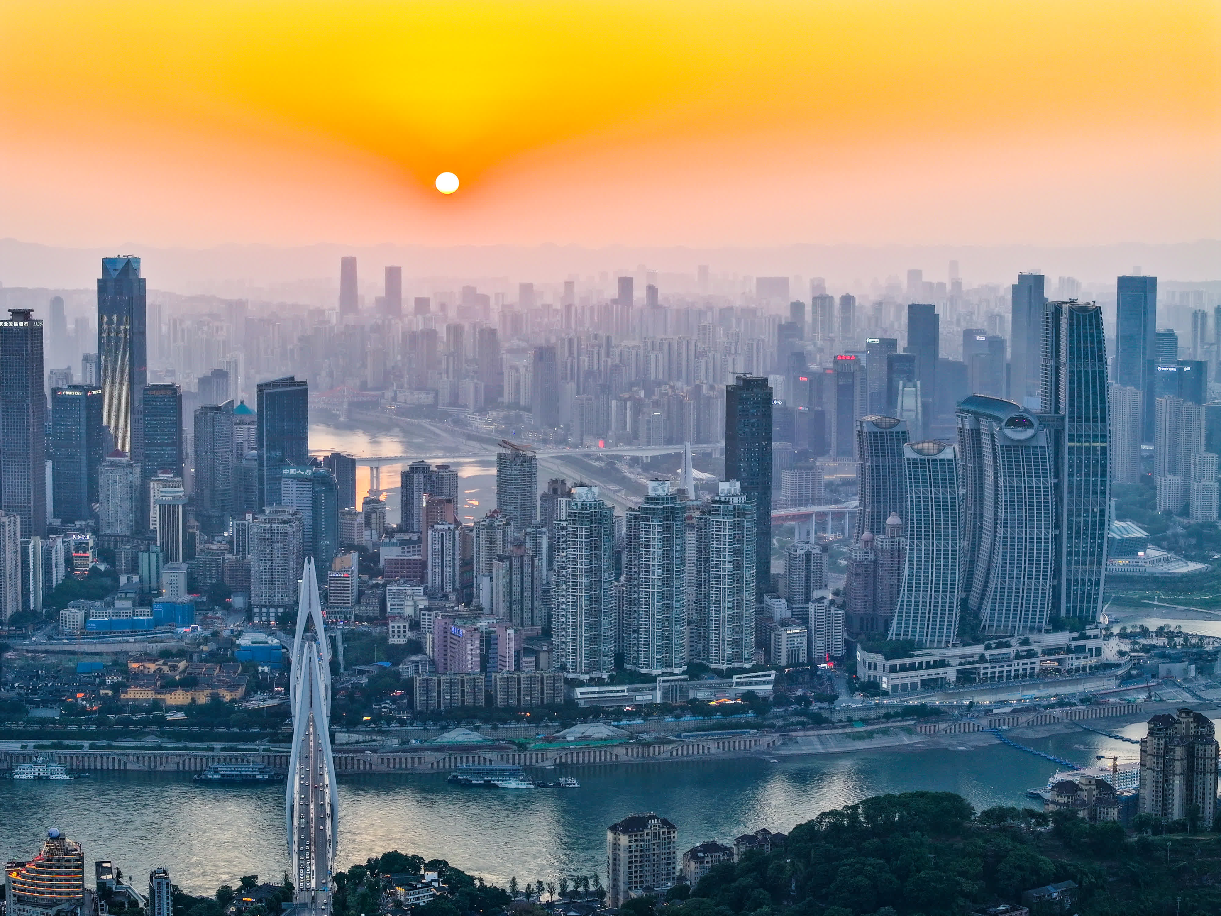 這是5月10日拍攝的傍晚時分的重慶城市景象。（新華社）