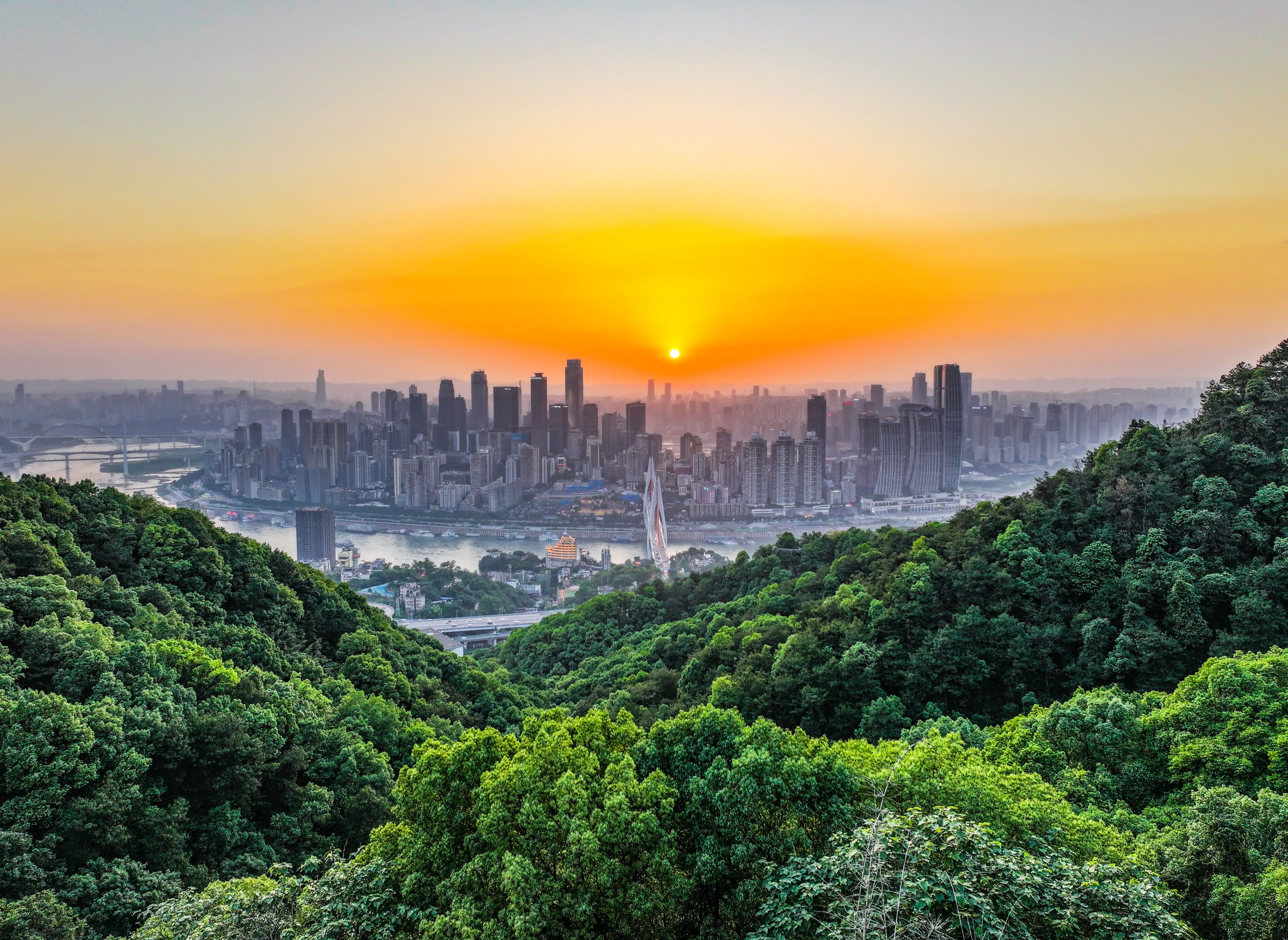 這是5月10日拍攝的傍晚時分的重慶城市景象。（新華社）