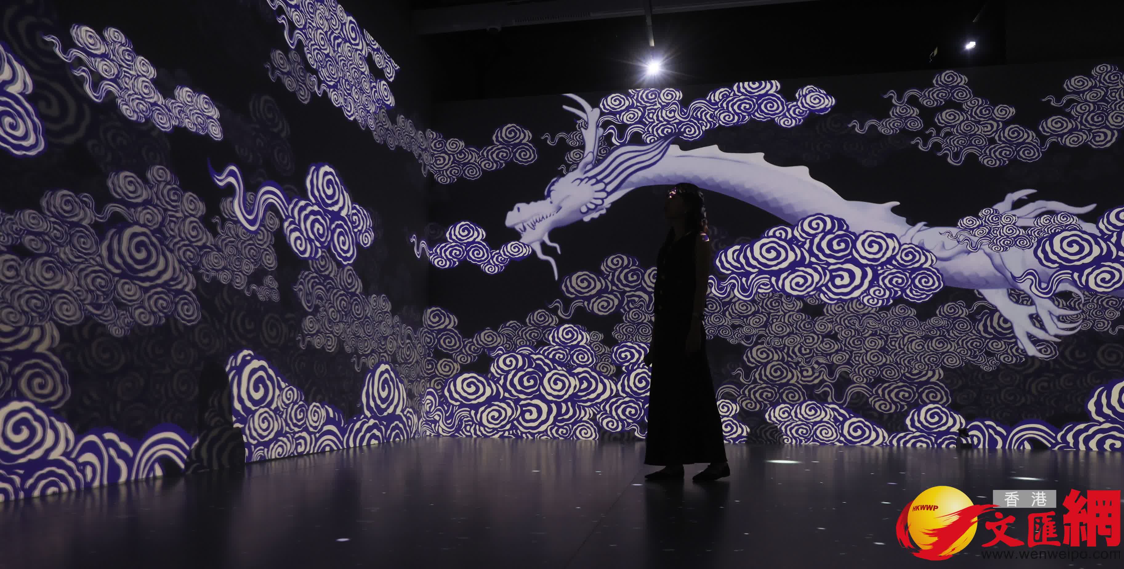 「『紋』以載道——故宮博物院沉浸式數字體驗展」,是香港故宮文化博物館首個以故宮藏品紋樣為主題的多媒體專題展覽,以最新的科技和數碼技術,展現故宮古建築、陶瓷、傢具、織繡上形式多樣且寓意豐富的紋樣藝術。 (香港文匯報記者郭木又 攝) 「『紋』以載道——故宮博物院沉浸式數字體驗展」,是香港故宮文化博物館首個以故宮藏品紋樣為主題的多媒體專題展覽,以最新的科技和數碼技術,展現故宮古建築、陶瓷、傢具、織繡上形式多樣且寓意豐富的紋樣藝術。 (香港文匯報記者郭木又 攝)