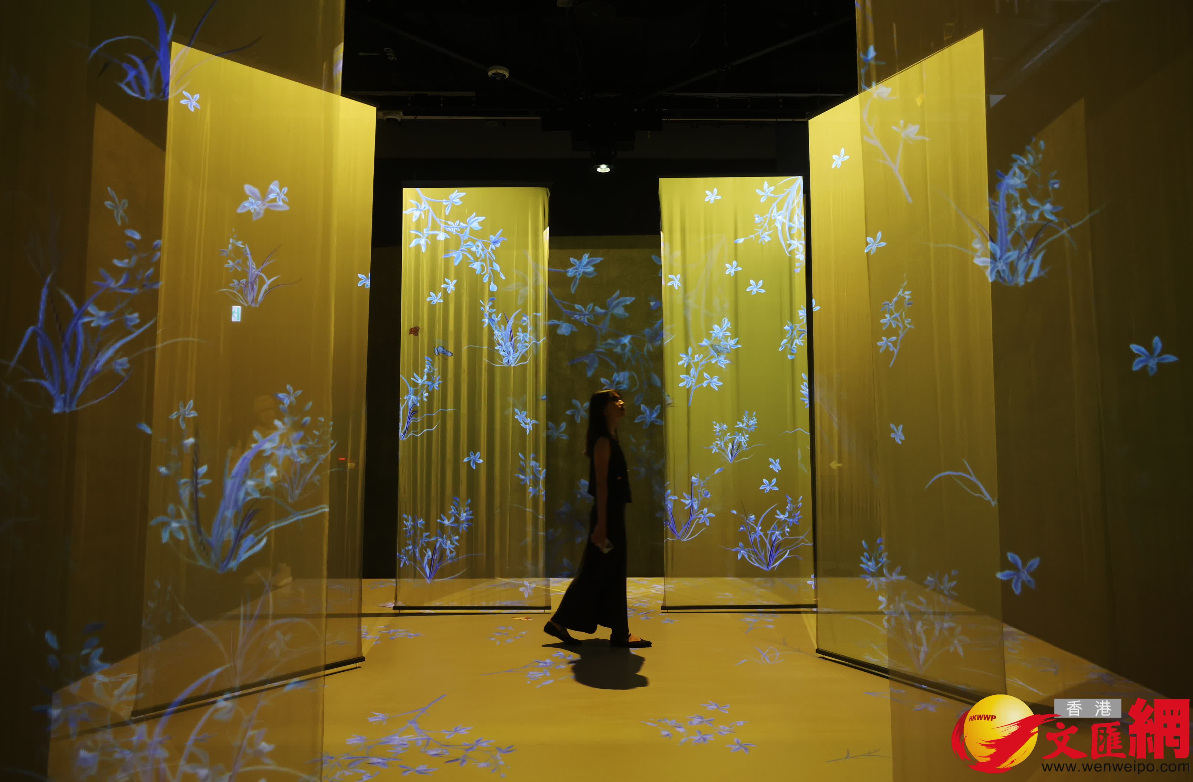 「『紋』以載道——故宮博物院沉浸式數字體驗展」,是香港故宮文化博物館首個以故宮藏品紋樣為主題的多媒體專題展覽,以最新的科技和數碼技術,展現故宮古建築、陶瓷、傢具、織繡上形式多樣且寓意豐富的紋樣藝術。 (香港文匯報記者郭木又 攝) 「『紋』以載道——故宮博物院沉浸式數字體驗展」,是香港故宮文化博物館首個以故宮藏品紋樣為主題的多媒體專題展覽,以最新的科技和數碼技術,展現故宮古建築、陶瓷、傢具、織繡上形式多樣且寓意豐富的紋樣藝術。 (香港文匯報記者郭木又 攝)