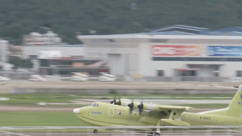 AG600「鯤龍」批產首架機完成生產試飛　現場視頻直擊