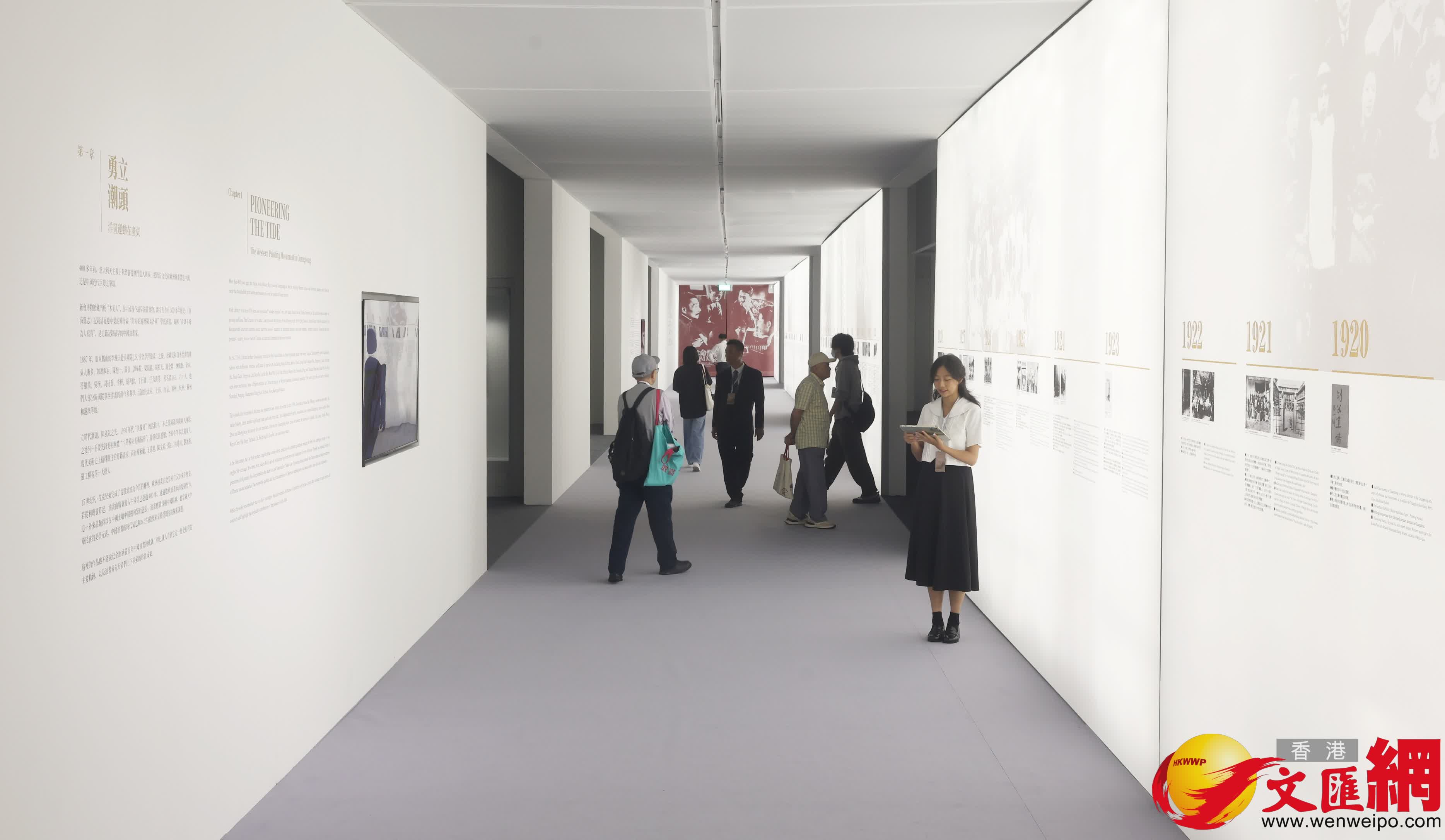 紫荊雜誌社承辦「其命惟新--廣東美術百年大展(香港)」暨開幕禮。下午陸續有市民前往參觀展覽。 (香港文匯報記者郭木又 攝) 紫荊雜誌社承辦「其命惟新--廣東美術百年大展(香港)」暨開幕禮。下午陸續有市民前往參觀展覽。 (香港文匯報記者郭木又 攝)