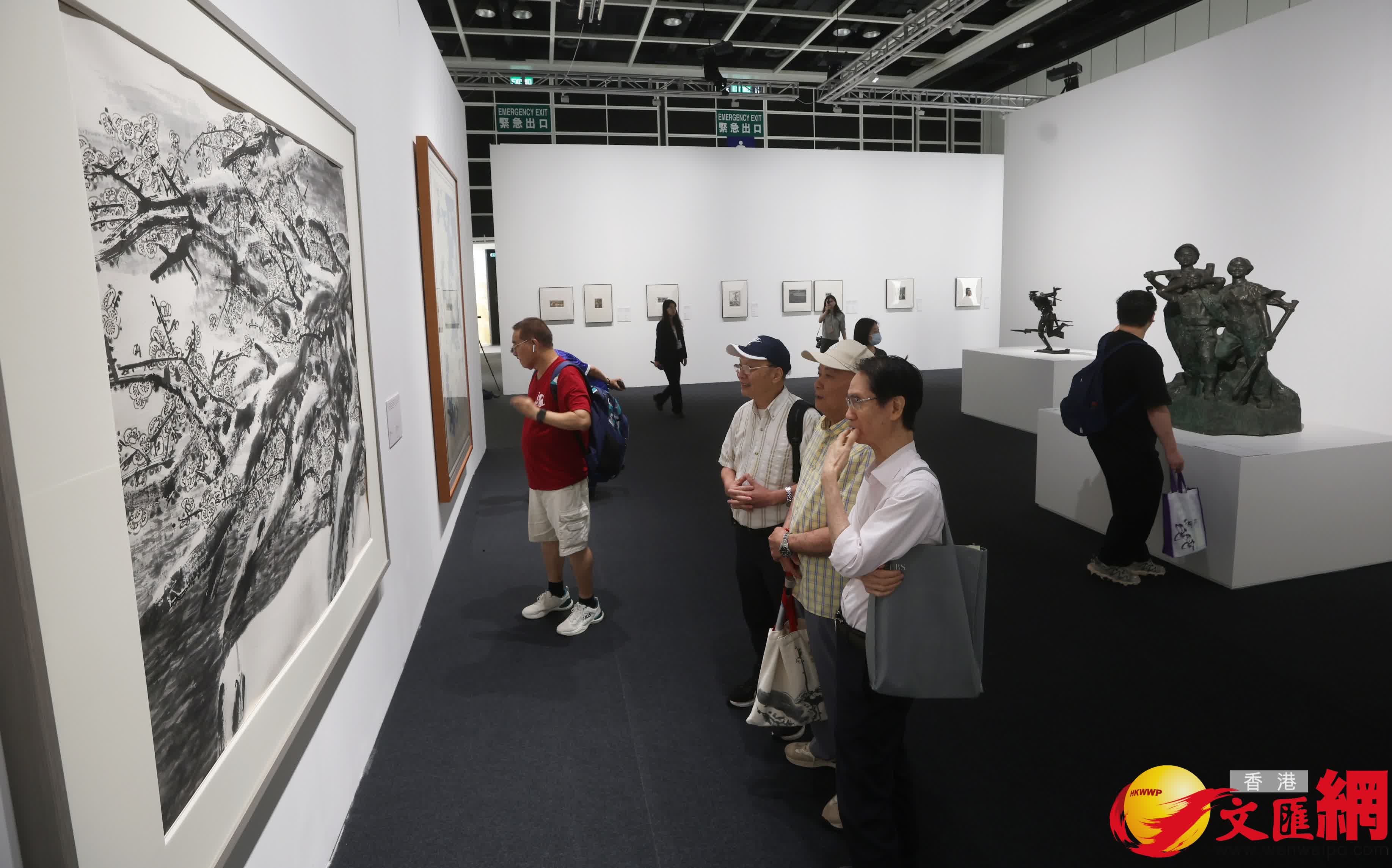 紫荊雜誌社承辦「其命惟新--廣東美術百年大展(香港)」暨開幕禮。下午陸續有市民前往參觀展覽。 (香港文匯報記者郭木又 攝) 紫荊雜誌社承辦「其命惟新--廣東美術百年大展(香港)」暨開幕禮。下午陸續有市民前往參觀展覽。 (香港文匯報記者郭木又 攝)