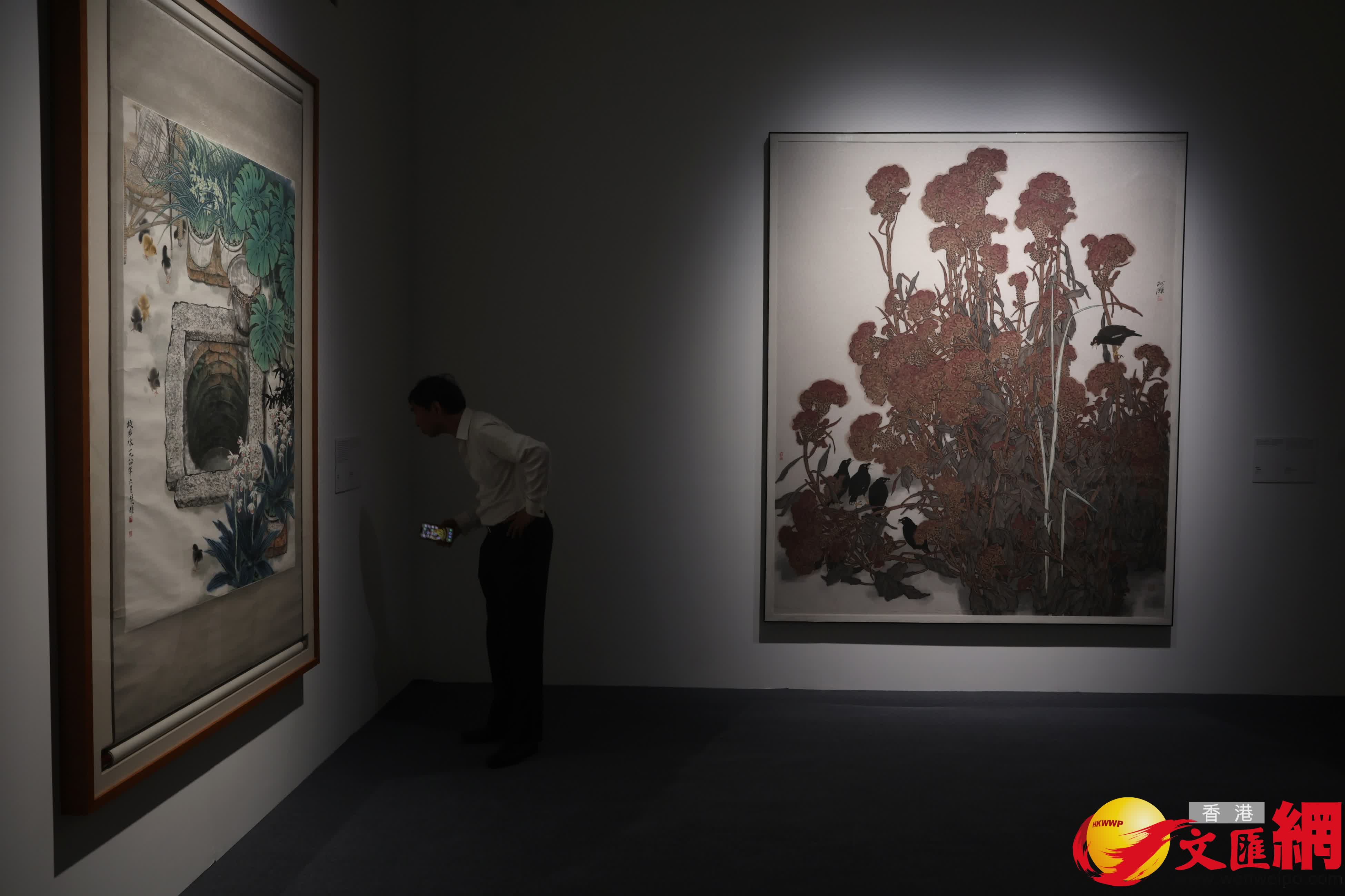 紫荊雜誌社承辦「其命惟新--廣東美術百年大展(香港)」暨開幕禮。下午陸續有市民前往參觀展覽。 (香港文匯報記者郭木又 攝) 紫荊雜誌社承辦「其命惟新--廣東美術百年大展(香港)」暨開幕禮。下午陸續有市民前往參觀展覽。 (香港文匯報記者郭木又 攝)