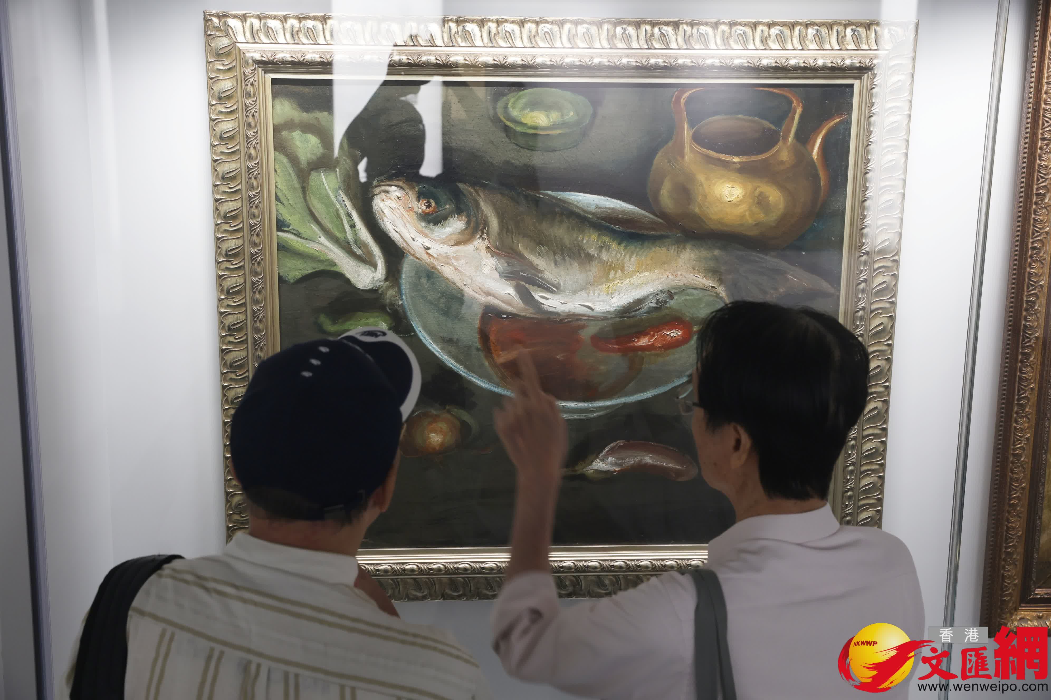 紫荊雜誌社承辦「其命惟新--廣東美術百年大展(香港)」暨開幕禮。下午陸續有市民前往參觀展覽。 (香港文匯報記者郭木又 攝) 紫荊雜誌社承辦「其命惟新--廣東美術百年大展(香港)」暨開幕禮。下午陸續有市民前往參觀展覽。 (香港文匯報記者郭木又 攝)