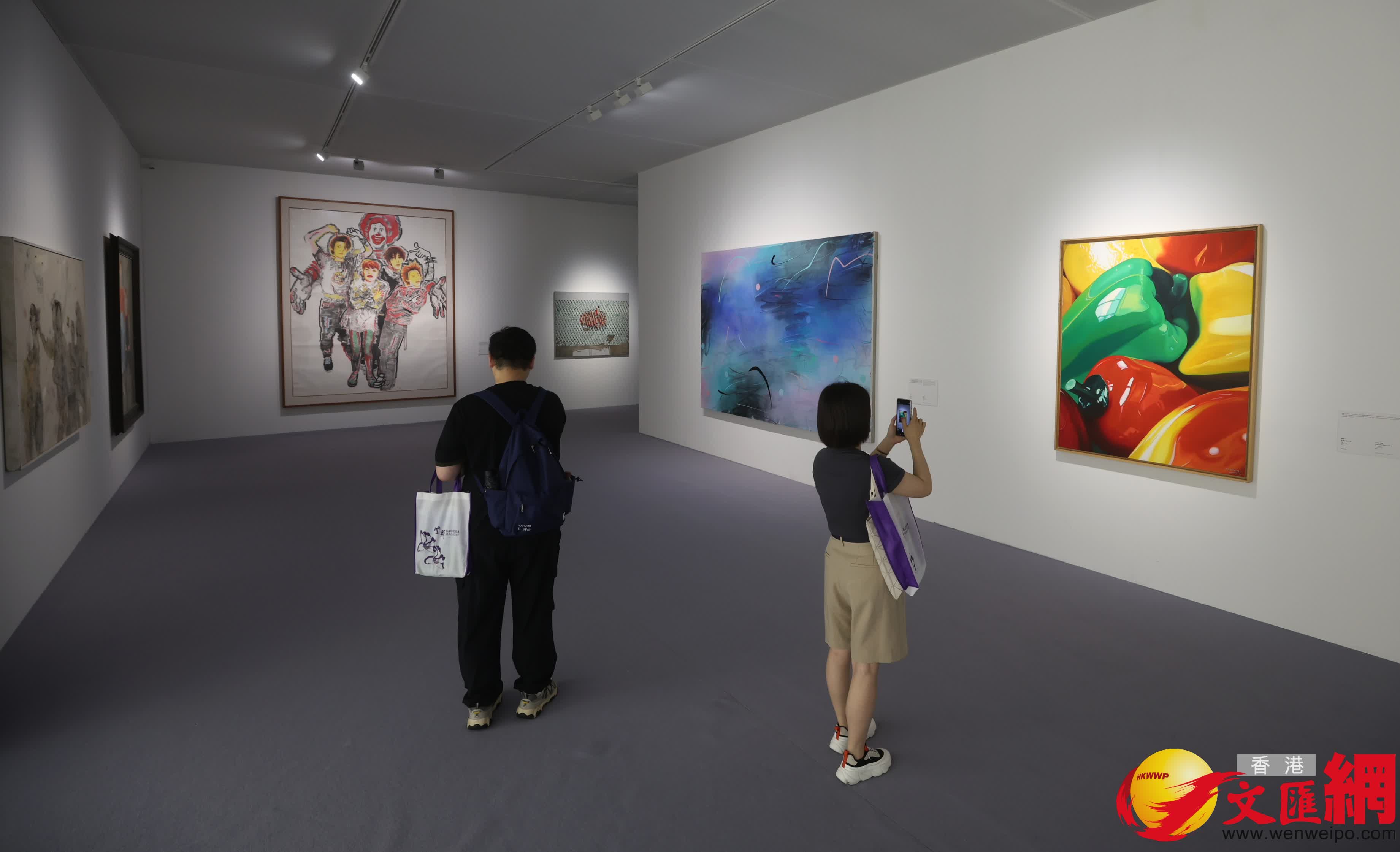 紫荊雜誌社承辦「其命惟新--廣東美術百年大展(香港)」暨開幕禮。下午陸續有市民前往參觀展覽。 (香港文匯報記者郭木又 攝) 紫荊雜誌社承辦「其命惟新--廣東美術百年大展(香港)」暨開幕禮。下午陸續有市民前往參觀展覽。 (香港文匯報記者郭木又 攝)