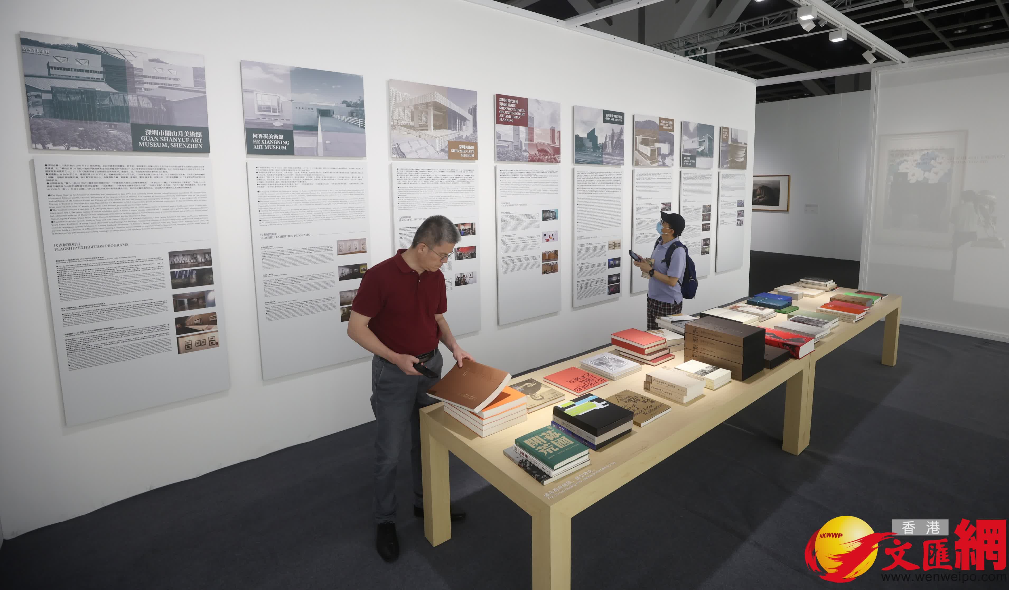 紫荊雜誌社承辦「其命惟新--廣東美術百年大展(香港)」暨開幕禮。下午陸續有市民前往參觀展覽。 (香港文匯報記者郭木又 攝) 紫荊雜誌社承辦「其命惟新--廣東美術百年大展(香港)」暨開幕禮。下午陸續有市民前往參觀展覽。 (香港文匯報記者郭木又 攝)