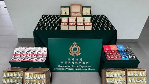 海關於港珠澳大橋香港口岸檢獲逾千件懷疑冒牌貨等　拘1名男子