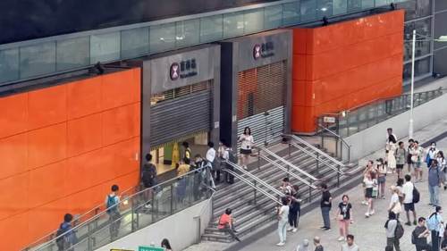 （有片）收工市民注意│港鐵將軍澳綫故障 車站要落閘
