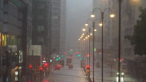 受低壓槽影響　預料未來兩三小時本港部分地區雨勢較大及有雷暴