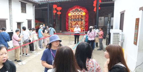 九龍城寨光影展首日開放 市民冒雨排隊取票入場