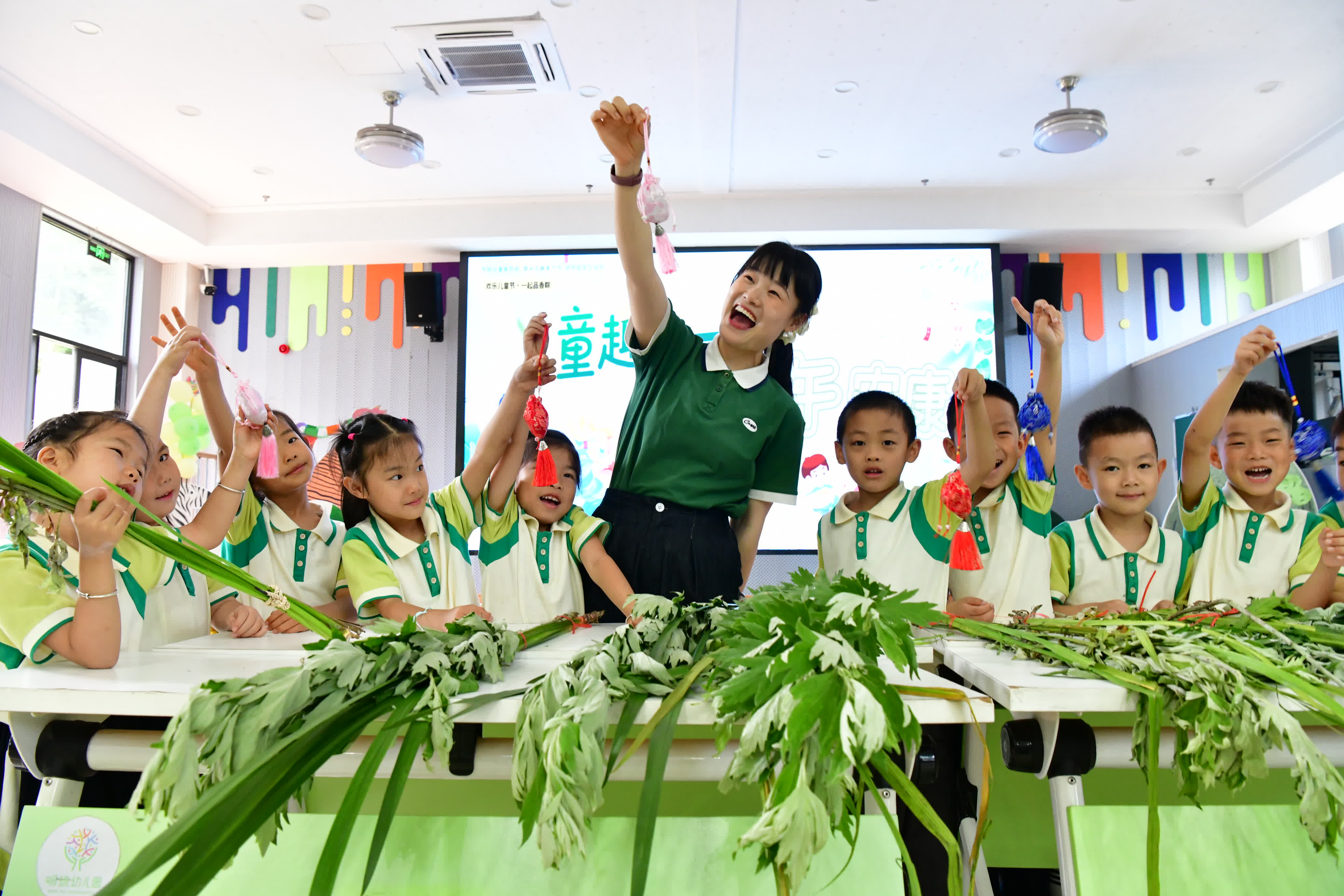 5月30日，在浙江省建德市明珠幼兒園，老師在向孩子們講解掛艾草、製作香囊等傳統文化習俗知識。（新華社）