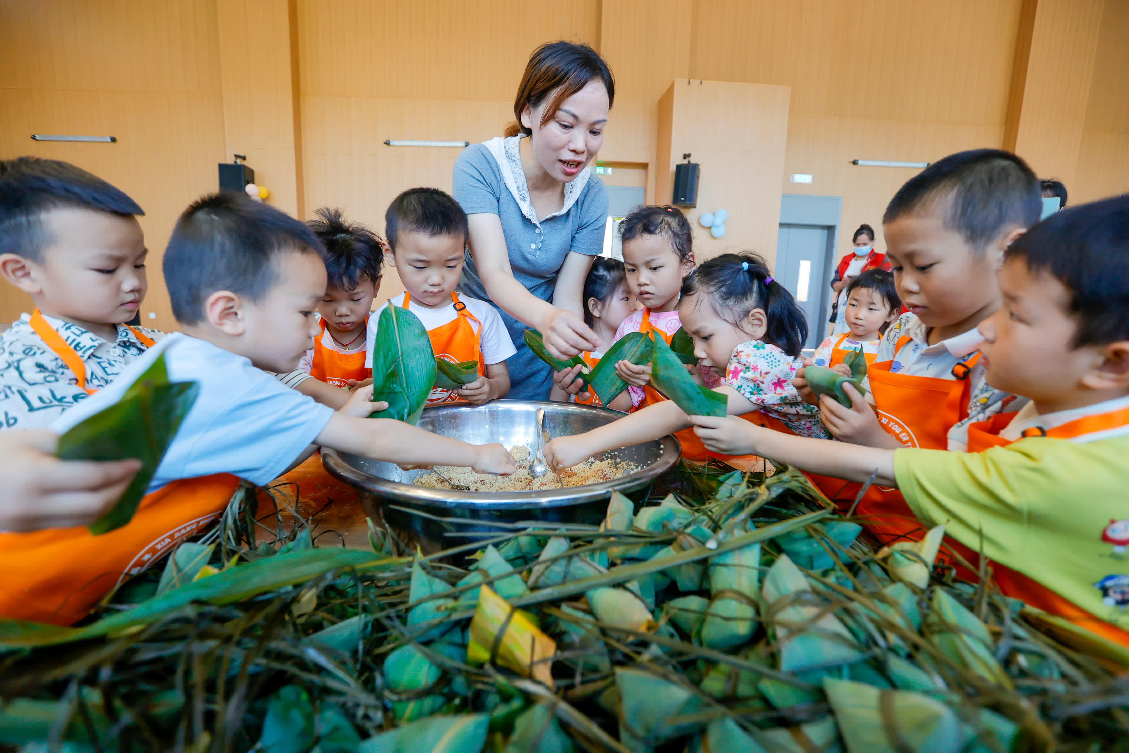 5月30日，在江西省吉安市峽江縣城西幼兒園，小朋友們在體驗包粽子。（新華社）