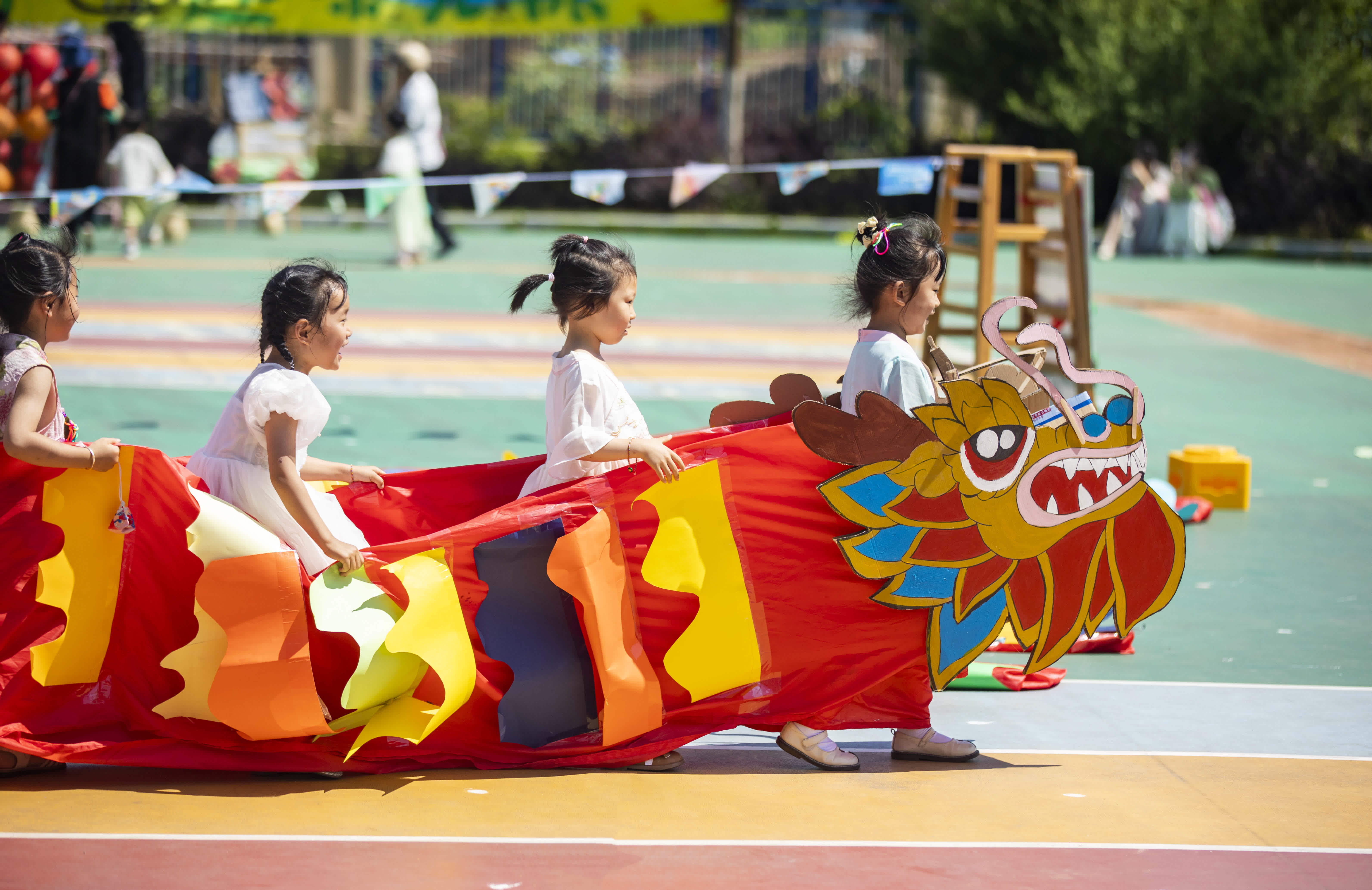 5月30日，在江西省九江市都昌縣中心幼兒園，孩子們參加「旱龍舟」比賽活動。（新華社）