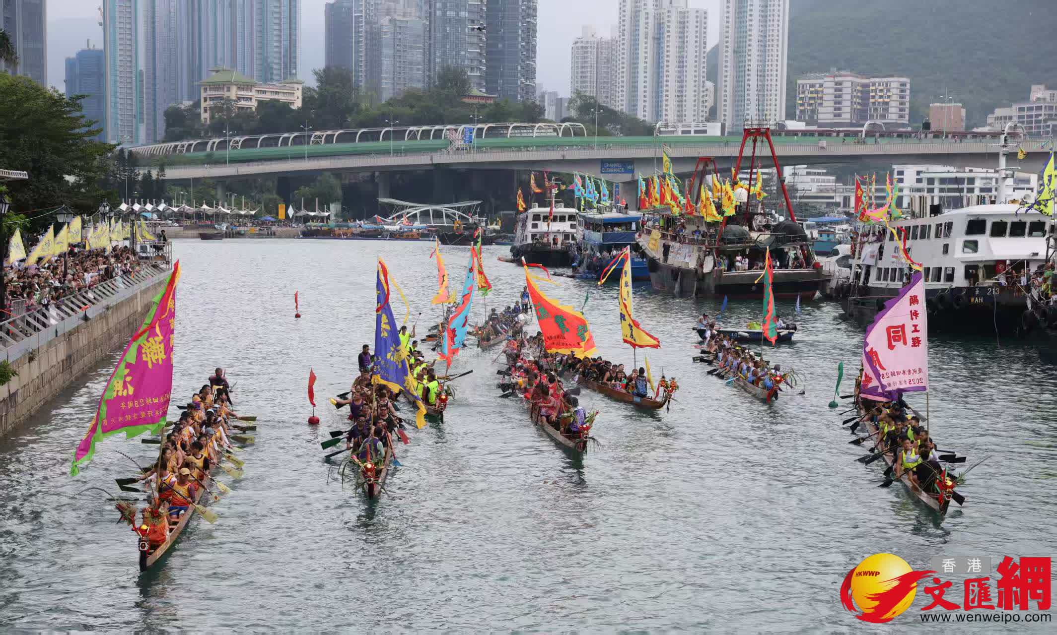 香港仔龍舟競渡大賽。(香港文匯報記者曾興偉 攝) 香港仔龍舟競渡大賽。(香港文匯報記者曾興偉 攝)